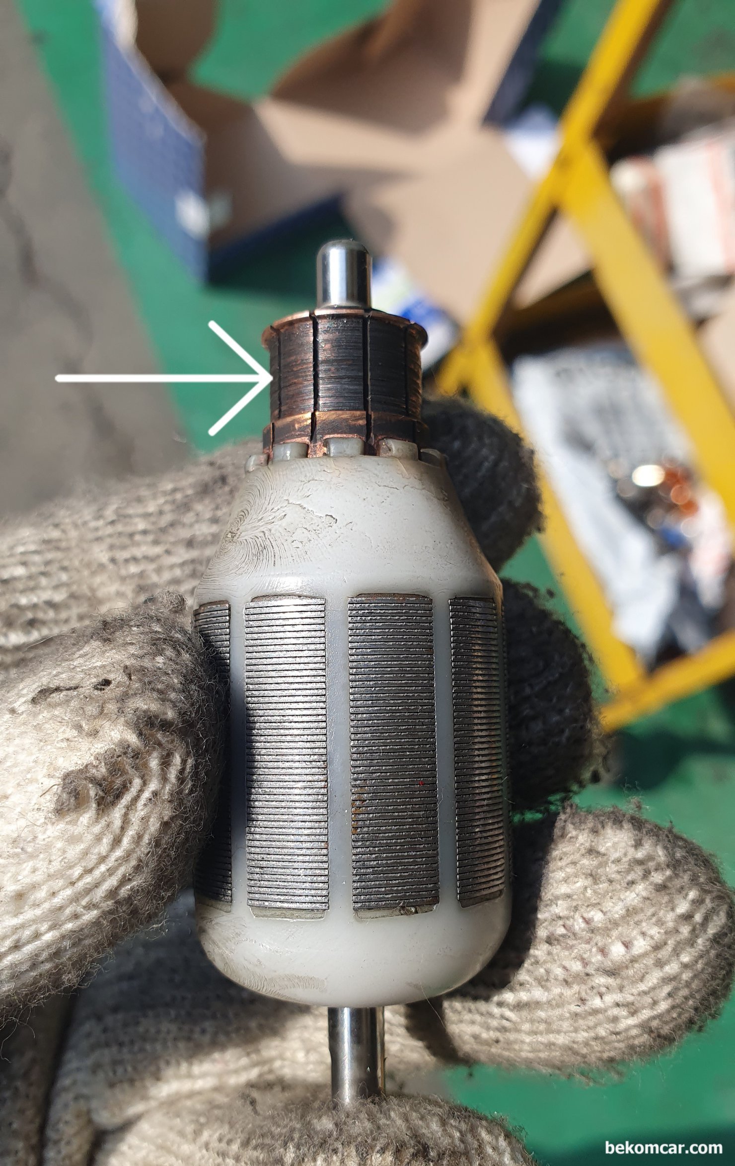 정상 vs. 고장난 연료펌프 파형비교, 벤츠 E200K 시동꺼짐 진단 정비 사례, 주행중 시동꺼짐 진단 및 정비 차량은 벤츠 E200K, 기존 연료펌프 모터를 분해 확인한다. 예상대로 전기 공급을 하는 브러시와 모터 세그먼트 접촉 부분이 완전히 망가진 상태이다. 이런 상태에서는 전기 공급이 되지 않아 모터 작동이 될 수 없다.|بيكومكار  (bekomcar)