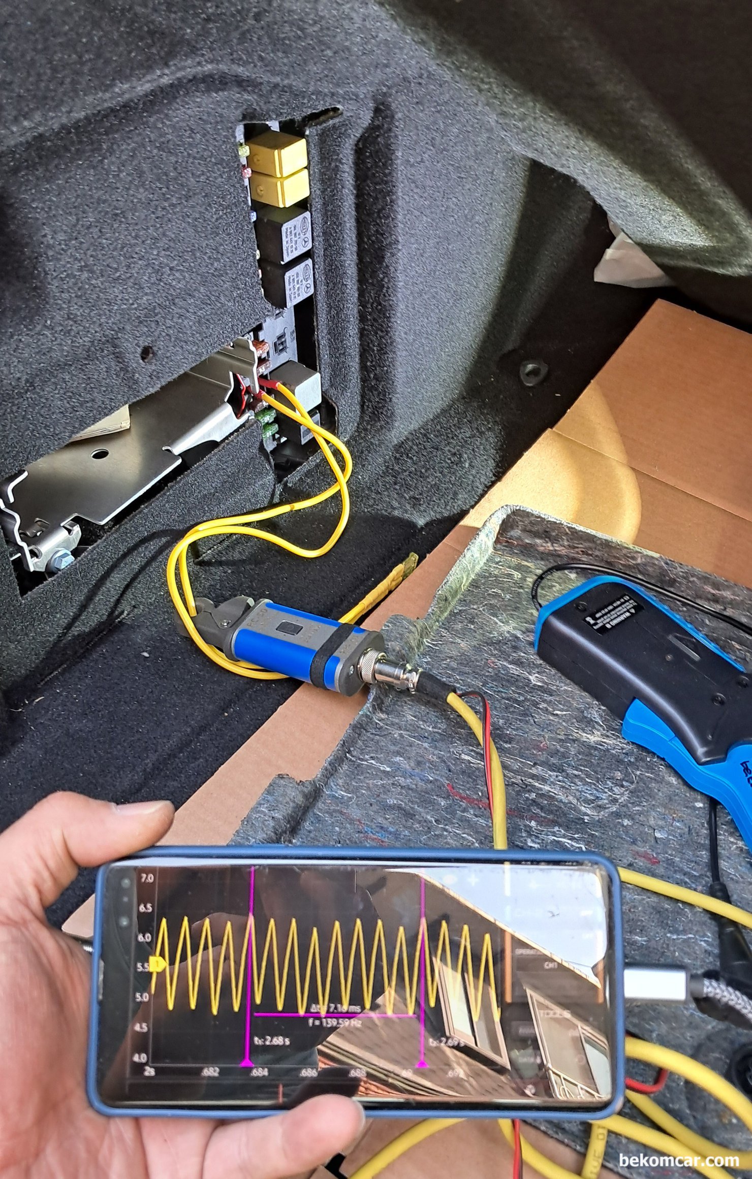 정상 vs. 고장난 연료펌프 파형비교, 벤츠 E200K 시동꺼짐 진단 정비 사례, 주행중 시동꺼짐 진단 및 정비 차량은 벤츠 E200K 이다. 연료펌프 어셈블리 교환후에 측정하는 과정이다. 연료펌프 파형이 매우 좋게 나온다. 신 제품이니 당연하지만. 사용된 스코프는 HS512Max 와 ROTKEE RC-50 전류계이다. 휴즈 점퍼는 직접 제작한것을 사용했다. 추가적으로 한텍 CC65 와 피코 TA234 전류계도 함께 사용하여 측정하였다.|بيكومكار  (bekomcar)