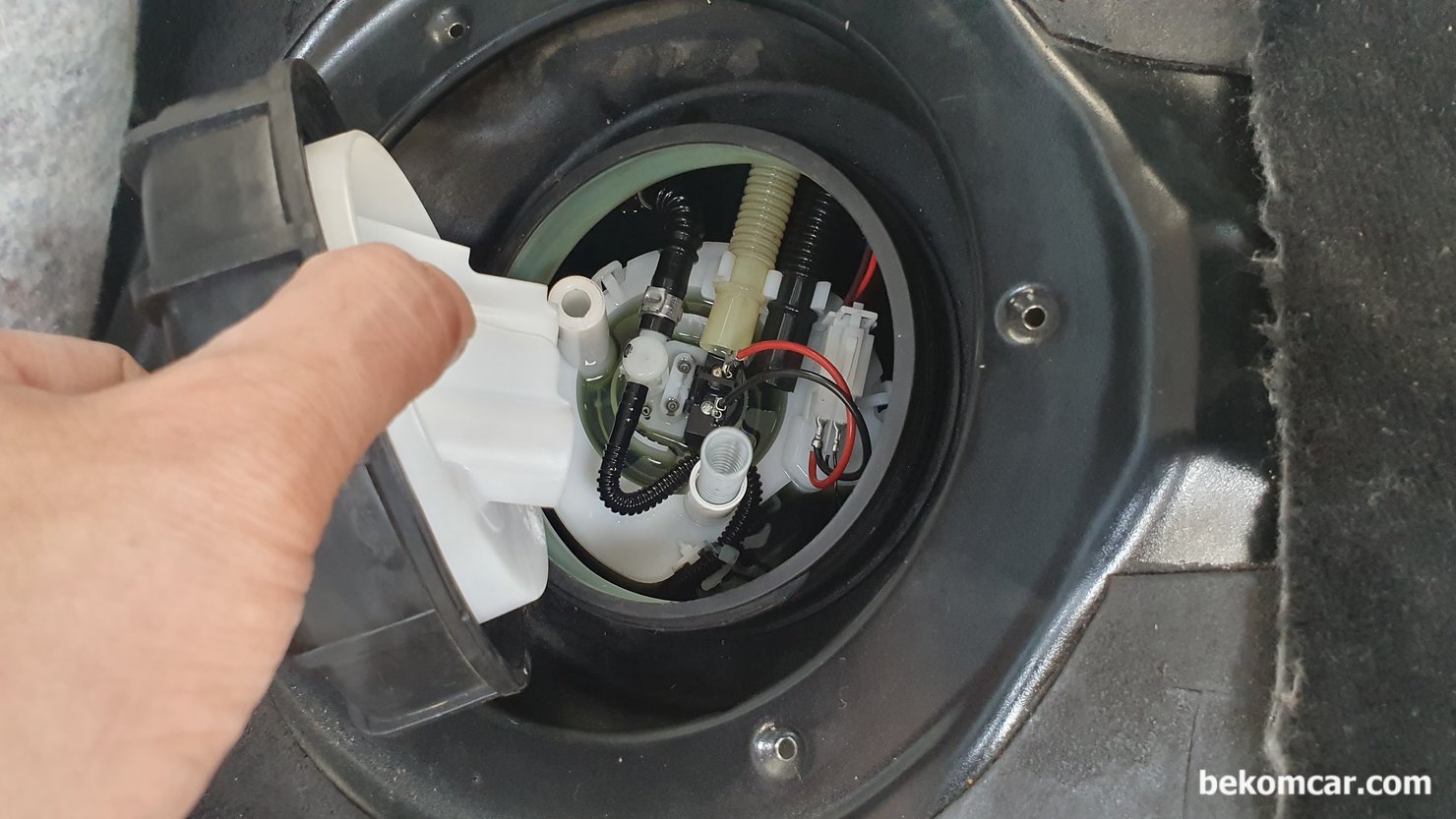 정상 vs. 고장난 연료펌프 파형비교, 벤츠 E200K 시동꺼짐 진단 정비 사례, 주행중 시동꺼짐 진단 및 정비 차량은 벤츠 E200K 의 연료펌프 어셈블리를 교체하는 과정이다. 신품과 구품의 비교이다. 기존 연료펌프는 브랜드가 전혀 없는 제품이었다. 새로 교체하는 연료펌프 어셈블리는 독일 브랜드 Pierburg 이다.|بيكومكار  (bekomcar)