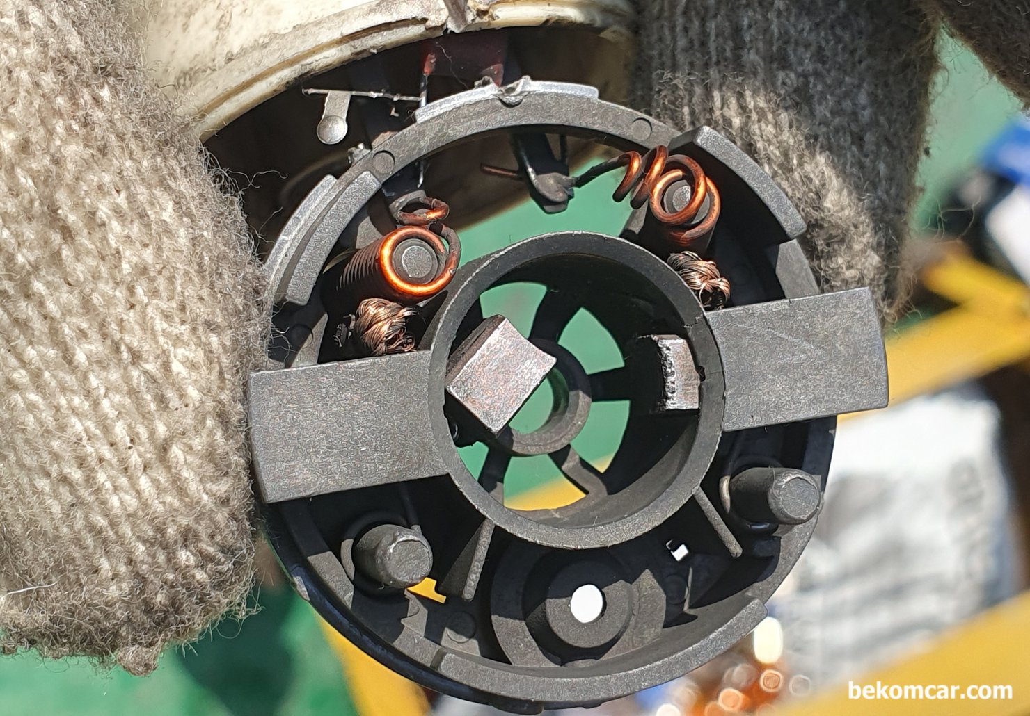 연료펌프 고장 오실스코프 파형, 벤츠 E200K 사례, 벤츠 E200K 주행중 시동꺼짐 원인인 연료펌프 분해후에 브러시 부분을 살펴본다. 전체적으로 왠지 좀 어설퍼 보이는 연료펌프 모터이다. 연료펌프 자체나 전체적으로 어디에도 부품제조 회사나 부품번호 등 어떠한 마크도 없다. 운행중 시동꺼짐 등 이 발생할 수 있는 연료 펌프는 꼭 순정이나 OEM 을 사용 하는것이 더 좋다.|بيكومكار (bekomcar)