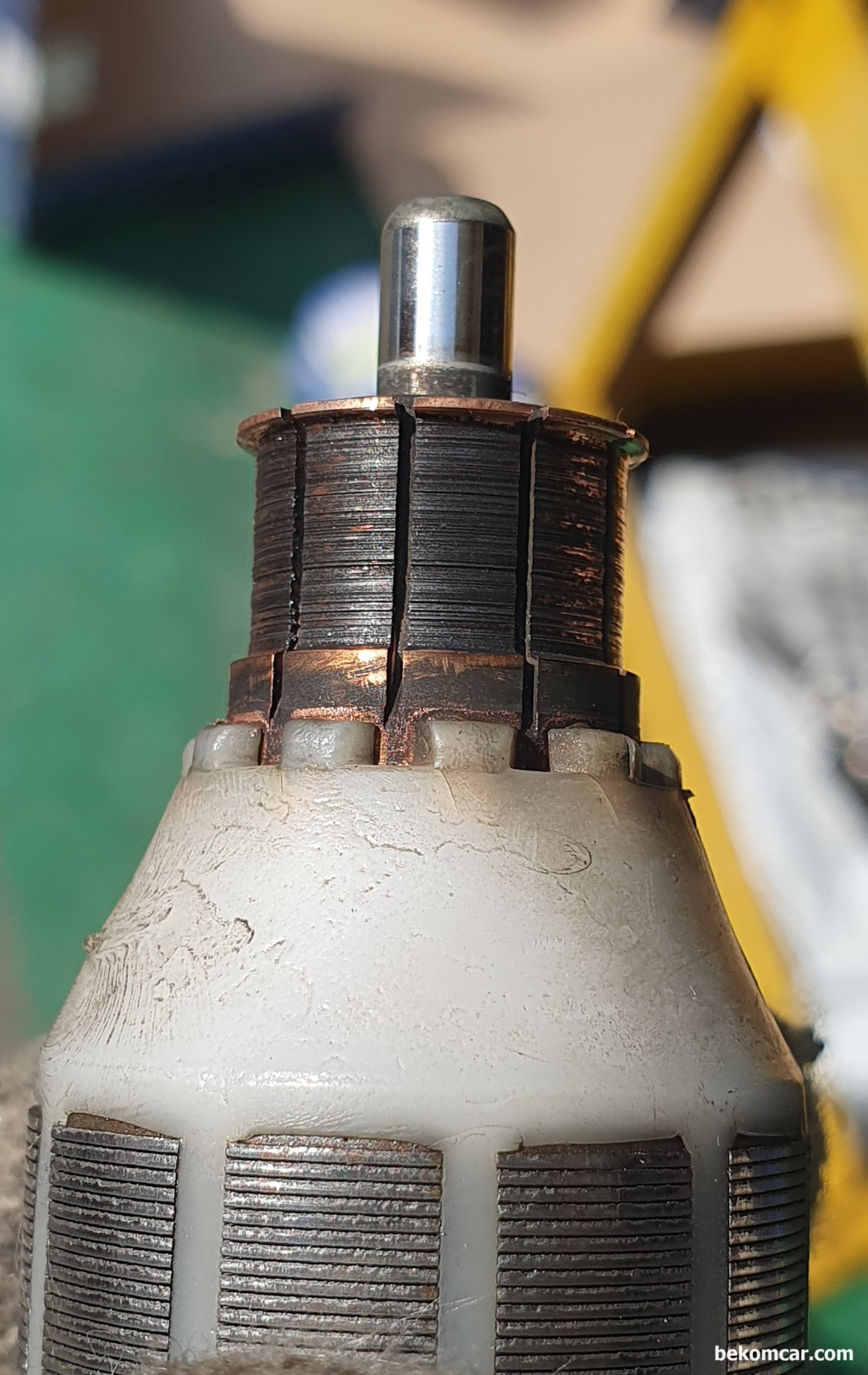 연료펌프 고장 오실스코프 파형, 벤츠 E200K 사례, 벤츠 E200K 주행중 시동꺼짐 원인인 연료펌프 이다. 오늘 부품이 도착하여 교체하고 기존의 연료펌프를 분해하여 상태를 확인한다. 연료펌프 파형과 연료펌프 세그먼트 브러시 접촉 부분의 상태가 일치한다. 사실상 이정도로 스크래치까지 파인 세그먼트가 흔하지는 않다.|بيكومكار (bekomcar)