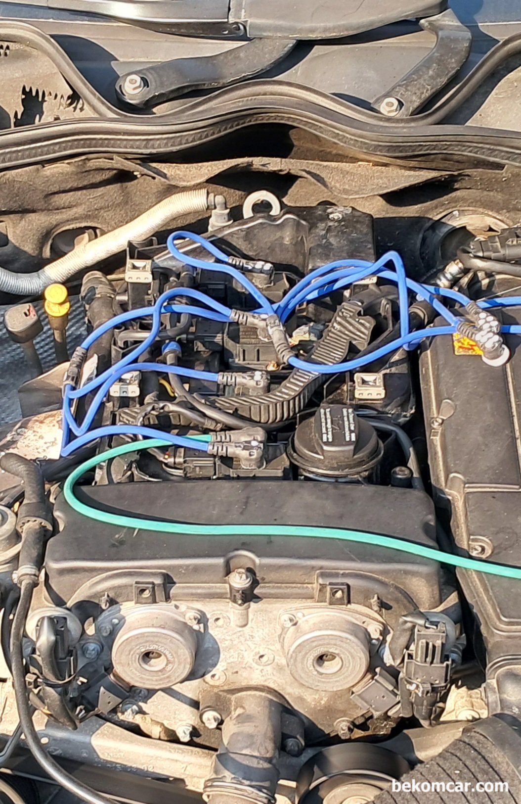 1채널에서 4개 실린더 점화파형 측정, ROTKEE LX4 특수프로브, 벤츠 E200K 점화 파형 측정 과정이다. 점화코일 위에 점화로드 를 양면 테이프로 고정시킨다. 이번에 사용되는 점화 프로브는 ROTKEE LX6로 1채널에서 6개 실린더 까지 점화 파형 측정이 가능하다. E200K는 4기통이라 4개만 사용하고 2개 점화로드는 사용하지 않았다.|بيكومكار  (bekomcar)