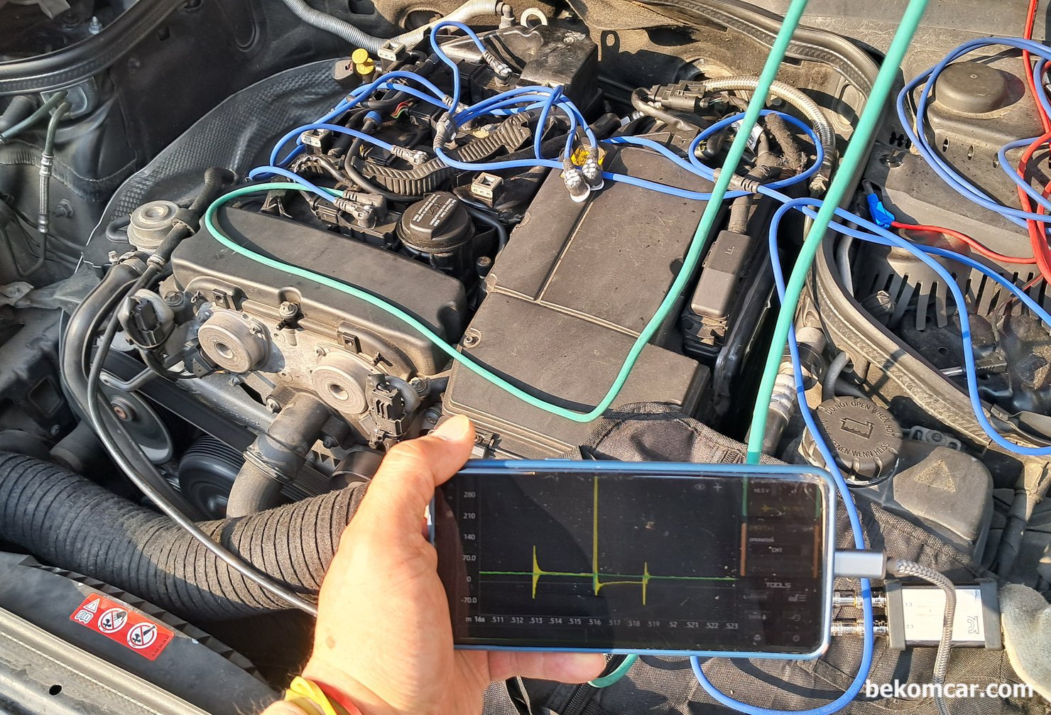 1채널에서 4개 실린더 점화파형 측정, ROTKEE LX4 특수프로브, HS512Max 스코프로 1채널은 4개 실린더 점화파형을 측정 그리고 2번째 채널은 싱크채널로 사용했다. 그래서 2채널이지만 5채널 처럼 활용하였다. LX6를 이용하면 1채널에서 동시에 6개 실린더 점화파형 측정이 가능하다. 점화파형 측정 차량은 벤츠 E200K 이다.|بيكومكار  (bekomcar)