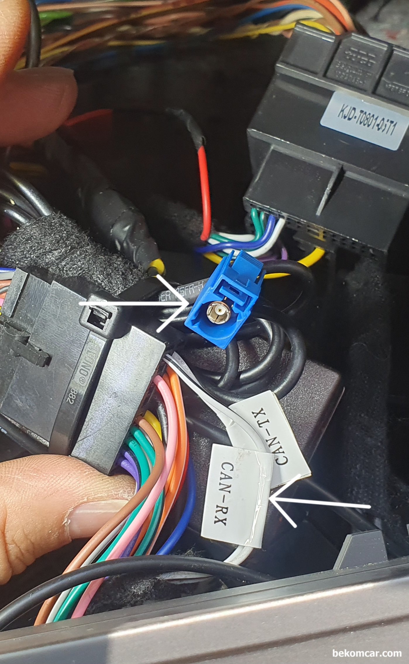 E200K 캔 통신 에러관련 기초자료 진단기록, UCP 9028 & CAN 930E등, 2007년 메르세데스 밴츠 W211 E200K  UCP 9028 & CAN 930E 캔 통신 에러코드 진단 과정이다. 캔 통신 트랜시버 칩 의 CAN-TX 와 CAN-RX 라벨이 확인된다. 또한 정처없이 홀로 공중에 떠 있는 잭도 확인된다. 안드로이드 설치 작업시 배선 작업을 하였는데 순정 차량의 회로도 배선과 비교하여 정리부터 해야 한다.|贝科姆汽车 (bekomcar)