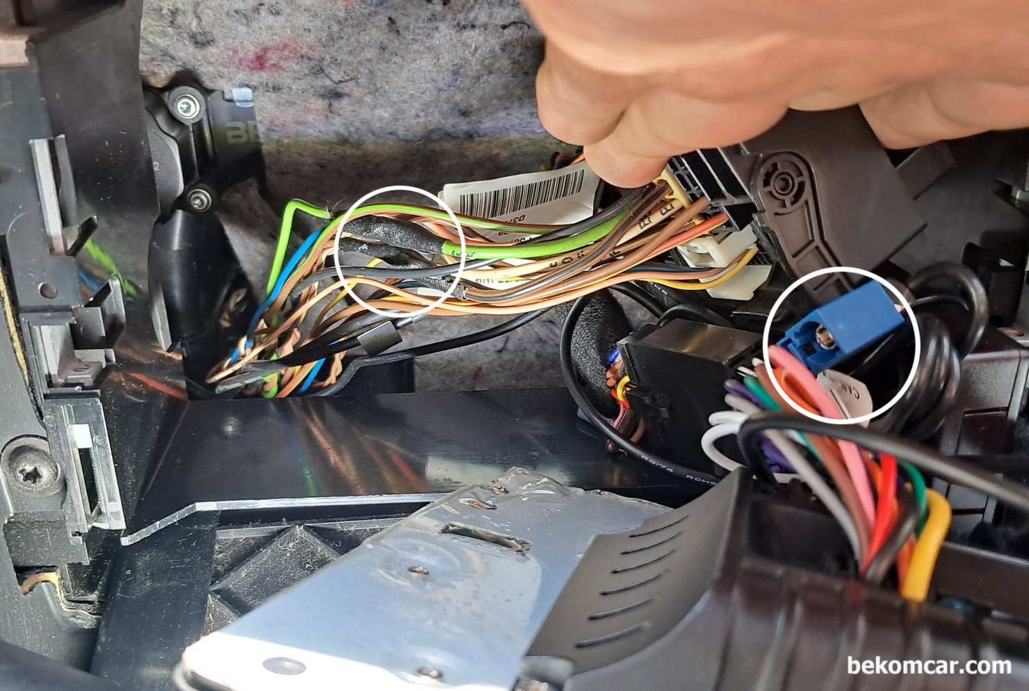 E200K 캔 통신 에러관련 기초자료 진단기록, UCP 9028 & CAN 930E등, 2007년 메르세데스 밴츠 W211 E200K  UCP 9028 & CAN 930E 캔 통신 에러 기초진단 결과, 다수의 배선이 수작업으로 연결되어 있는것이 확인된다. 잭 바이 잭 CAN BUS 연결이 아닌경우, CAN 통신 에러 가능성이 높아지고 나중에 안드로이드 교체나 고장시 대처하기 쉽지 않을수 있다. 가능한 문서화로 순정상태 및 수작업 연결 배선 도면을 남기거나 아에 처음부터 잭 바이 잭 안드로이드 등 설치를 하는것이 더 좋다.|贝科姆汽车 (bekomcar)