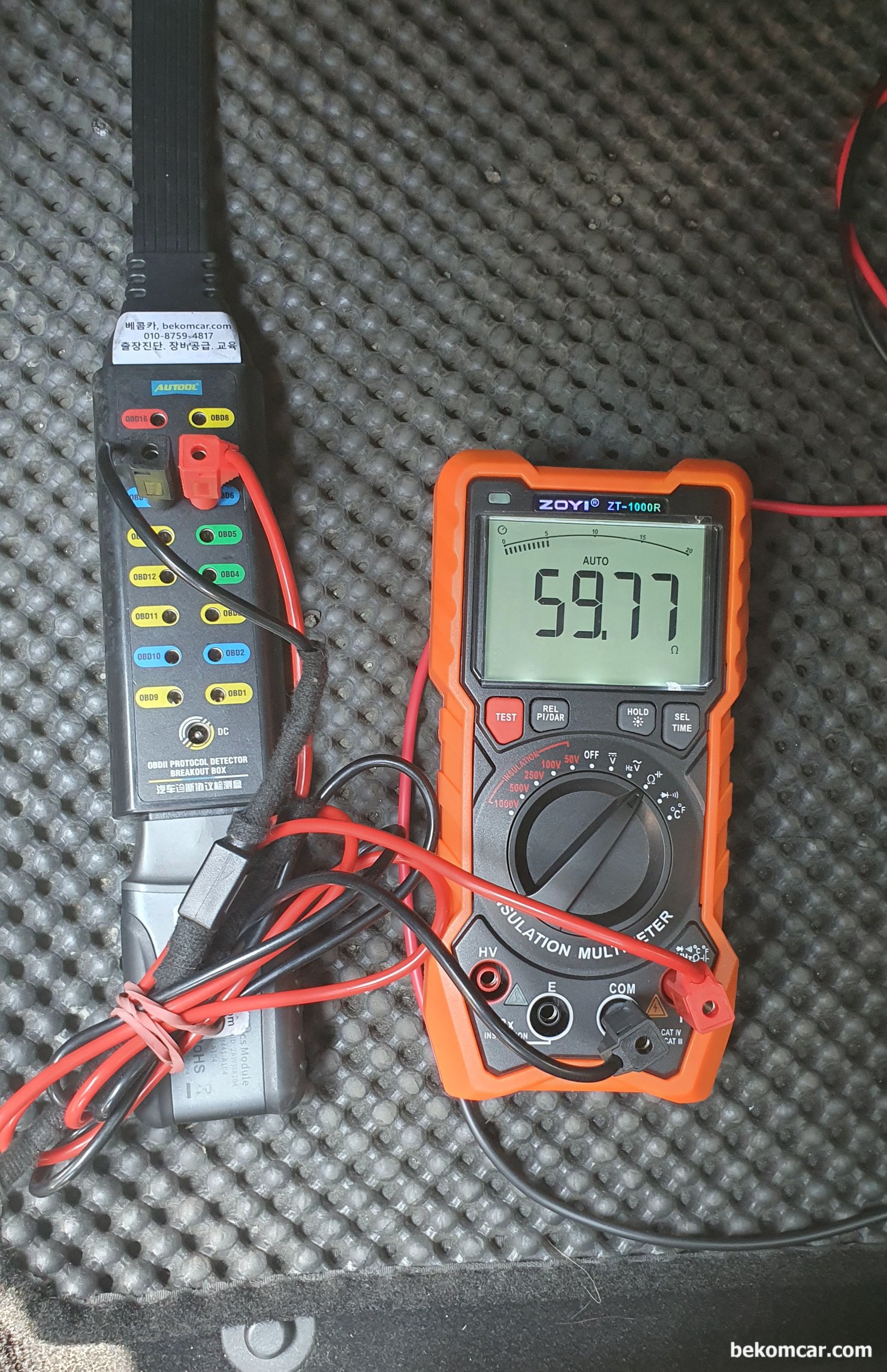 E200K 캔 통신 에러관련 기초자료 진단기록, UCP 9028 & CAN 930E등, 2007년 메르세데스 밴츠 W211 E200K  UCP 9028 & CAN 930E 캔 통신 에러관련 가장 기본적인 네트워크 전체의 종단저항을 측정해본다. 약 60옴으로 일단 캔 통신 종단저항은 정상으로 확인된다.|贝科姆汽车 (bekomcar)