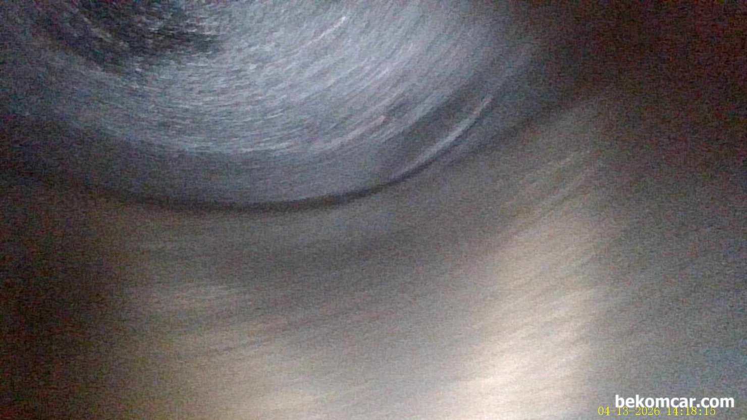 실린더 내시경 검 사결과 불완전 연소상태 피스톤 과 밸브상태 확인됨, 벤츠 E200K 사례, 공연비 농후 P0172 와 4번 실린더 실화 P0304 가 있는 상태의 벤츠 E200K W211 내시경 검사 기록이다. 실린더 벽에 스크래치 흔적이 전혀 없다. 그리고 피스톤과 실린더 가장자리 에 카본이 많이 있는데 E200K 내시경 검사차량의 경우 상당히 깨끗한 편이다.|贝科姆汽车 (bekomcar)