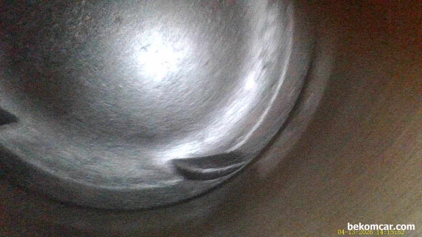 실린더 내시경 검 사결과 불완전 연소상태 피스톤 과 밸브상태 확인됨, 벤츠 E200K 사례, 공연비 농후 P0172 와 4번 실린더 실화 P0304 가 있는 상태의 벤츠 E200K W211 내시경 검사 기록이다. 피스톤 헤드가 지자치게 깨끗하고 실린더 벽도 스크래치 흔적이 전혀 없다.|贝科姆汽车 (bekomcar)