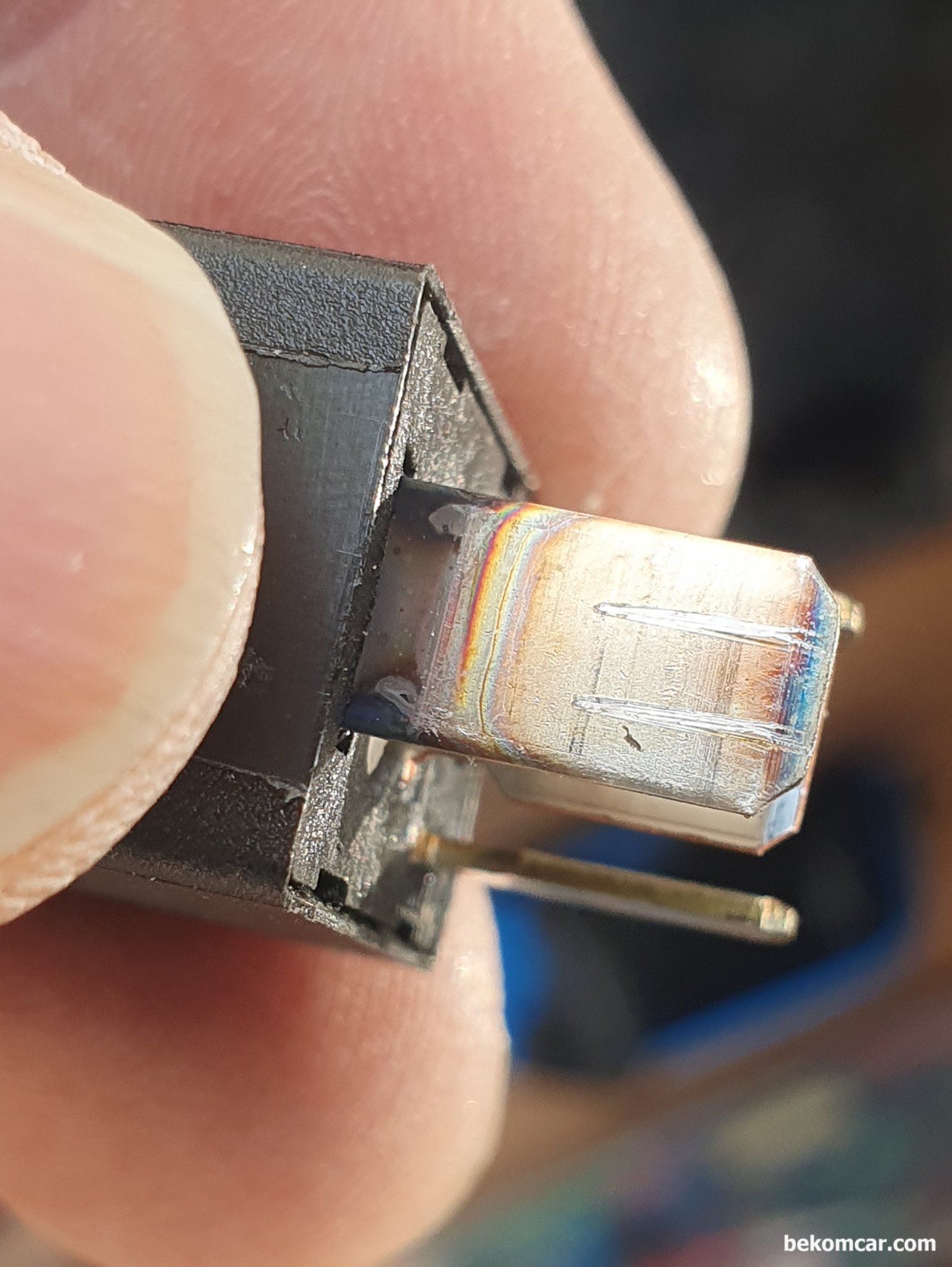 E200K W211 주행중 시동꺼짐 진단 및 정비 추가기록, 연료펌프 어셈블리 & 분해기록, 벤츠 W211 2007년 E200K 차량, 주행중 시동꺼짐 증상. 트렁크 휴즈박스에 있는 연료펌프모터 20A 규격 릴레이 이다. 오실로스코프 측정결과 20A를 넘는 전류사용량이 측정되었다. 규격이 20A 릴레이는 순간 써지가 20A 라는 의미이지 상시 사용전류가 20A라는 의미는 아니다. 지속적으로 20A 정도를 사용하면 전류량이 많아서 릴레이가 고장나거나 휴즈가 고장 나거나 할 수 있다. 릴레이를 꺼내서 확인하니 상당한 전기 고문을 당한 흔적이 확인된다. 예방 정비를 위해서 이런경우 20A 릴레이 교체를 해 주는것이 더 좋다.|贝科姆汽车 (bekomcar)