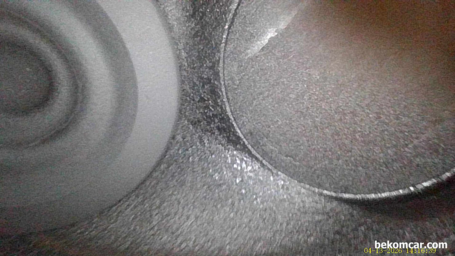 실린더 내시경 검 사결과 불완전 연소상태 피스톤 과 밸브상태 확인됨, 벤츠 E200K 사례, 공연비 농후 P0172 와 4번 실린더 실화 P0304 가 있는 상태의 벤츠 E200K W211 내시경 검사 기록이다. 다른 실린더의 흡기밸브 와 배기밸브 내시경이다. 의외로 밸브 가장자리에 카본이 매우 적은편 이다. 전체적으로 엔진내부 환경은 특이 사항이 없는것 으로 판단된다. 하지만 그렇다고 기계적 결함이 100% 없다고 결론 내리지는 못 하고 여러가지 데이터 중 하나로 활용된다.|贝科姆汽车 (bekomcar)