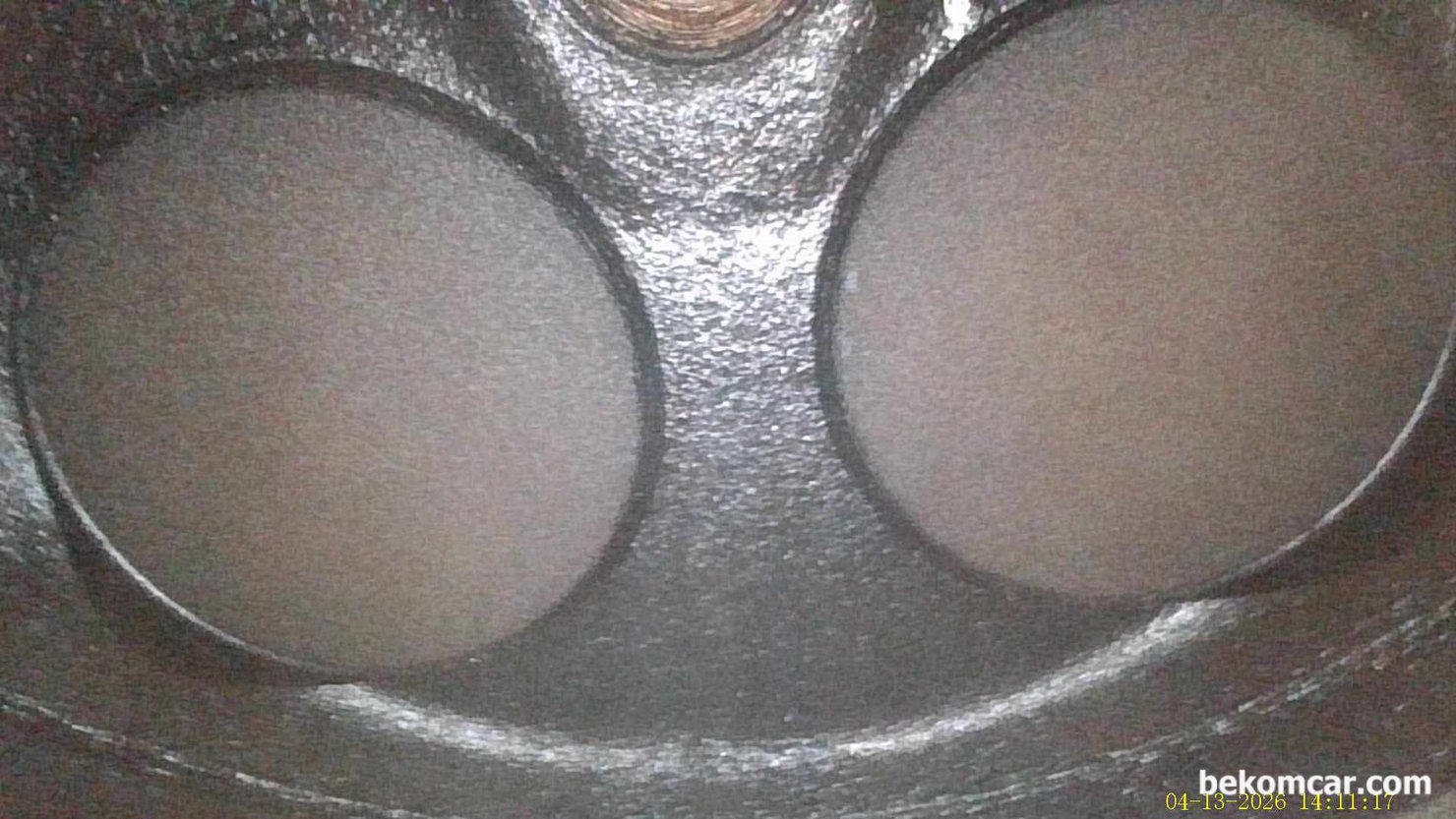 실린더 내시경 검 사결과 불완전 연소상태 피스톤 과 밸브상태 확인됨, 벤츠 E200K 사례, 공연비 농후 P0172 와 4번 실린더 실화 P0304 가 있는 상태의 벤츠 E200K W211 내시경 검사 기록이다. 흡기밸브 & 배기밸브 그리고 실린더 벽과 만나는 가장자리등 전체적으로 카본은 없는편이다. 하지만 불완전 연소의 흔적은 확실하게 관찰된다. 오랫동안 불완전 연소가 진행되어 온 듯 하다.|贝科姆汽车 (bekomcar)