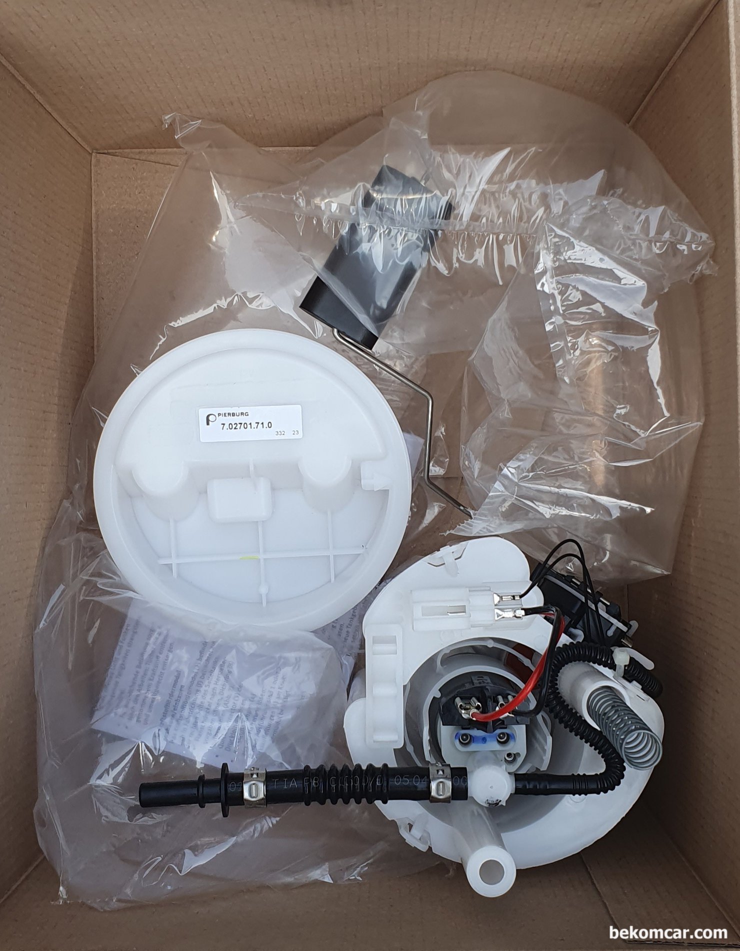 E200K W211 주행중 시동꺼짐 진단 및 정비 추가기록, 연료펌프 어셈블리 & 분해기록, 벤츠 W211 2007년 E200K 차량, 주행중 시동꺼짐 원인, 연료펌프 모터이다. 연료펌프 어셈블리에는 보통 연료펌프 모터, 연료게이지 샌더, 연료필터, 연료압력 레귤레이터 등이 있다. Pierburg 브랜드의 연료펌프 어셈블리는 독일 브랜드로, 유럽체에게 가격과 품질의 최적 밸런스를 제공하는 브랜드이다. 이번에 교체한 연료펌프 어셈블리이다. 이제 당문간 연료펌프 걱정은 하지 않아도 될듯 하다.|贝科姆汽车 (bekomcar)