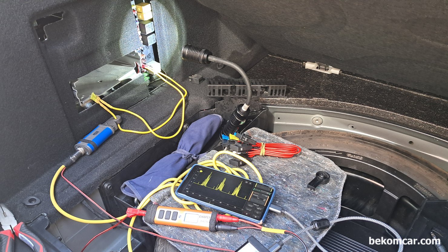 ROTKEE RC50, 피코 TA234 & 한텍 CC65 전류계 비교데이터 (E200K 연료펌프파형), 참고로, 벤츠 W211 E200K 주행중 엔진꺼짐 증상으로 원인 진단과정중 연료펌 상태를 측정하고 있다. HS512Max 와 ROTKEE RC-50 전류계를 사용하여 측정하고 있다. 안드로이드 폰 화면에 보이지만 전류가 20A까지 올라가다 대부분 0A 로 떨어지게 측정된다. 100%연료펌프 고장이라는 의미이다. 정비사 교육자료로 남긴다.|베콤카 차량정밀진단