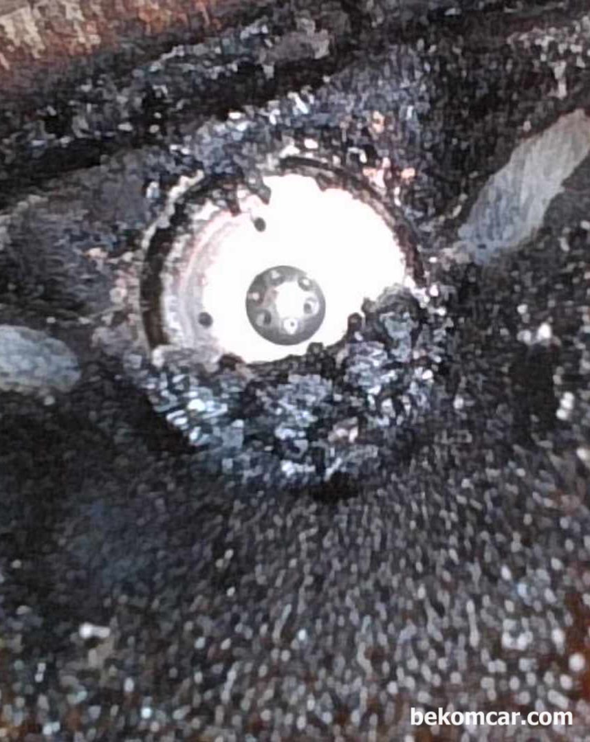 인젝터 막힘이나 분사량 과 엔진 출력 실화 부조 고장코드 등 진단 방법론, 직분사 엔진의 실제 인젝터 분사 노즐 부분으로 실린더 내부에 노출되어 있다. 카본이 점 점 좁혀오고 있으며, 인젝터 분사 노즐 6개가 아직은 막히지 않았다. 상당한 압력으로 연료를 분사 하기때문에 인젝터 노즐 구멍이 막히는 경우는 드물다. 하지만 카본이 쌓이명 공기 흐름믈 방해하여 불완전 연소의 원인이 되기도 한다.|베콤카 차량정밀진단