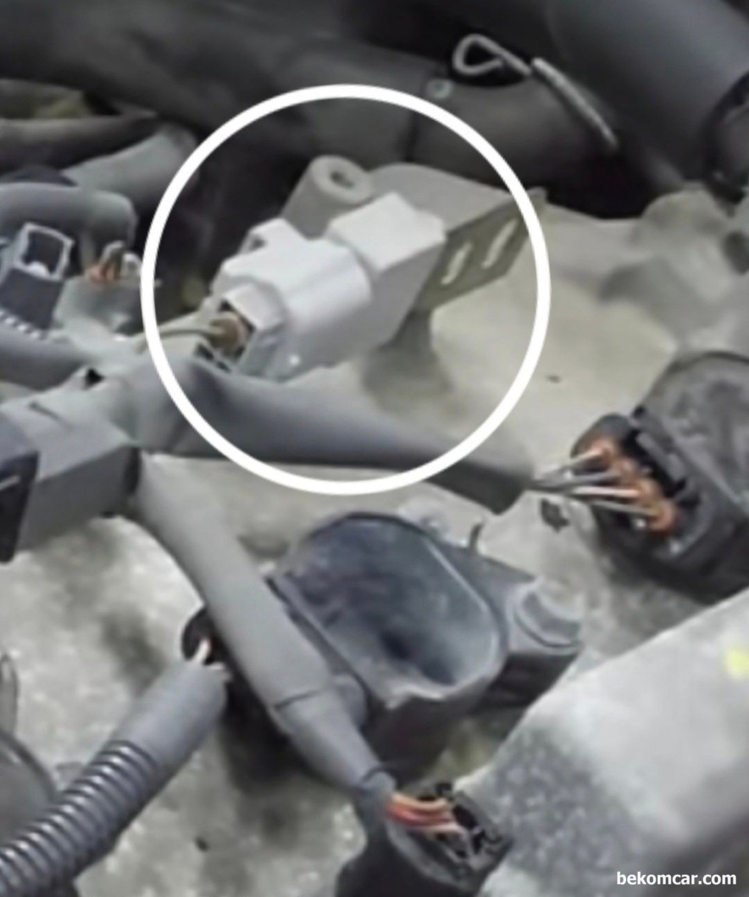 토요타 렉서스 대부분 V6엔진 2GR-FE 노이즈필터 구조, 토요타 렉서스 대표적인 V6 엔진으로, 시에나, RX, ES, 아발론등 대부분의 V6에 사용되는 대표적인 엔진이다. 혼다의 J시리즈 와 같다고 할 수 있다. 고전압 부품에서 나오는 전기적 노이즈가 저 전압 민감한 센서류 등 신호에 간섭을 줄이기 위하여 노이즈 필터를 사용하고 있다.|ベコムカー (bekomcar)