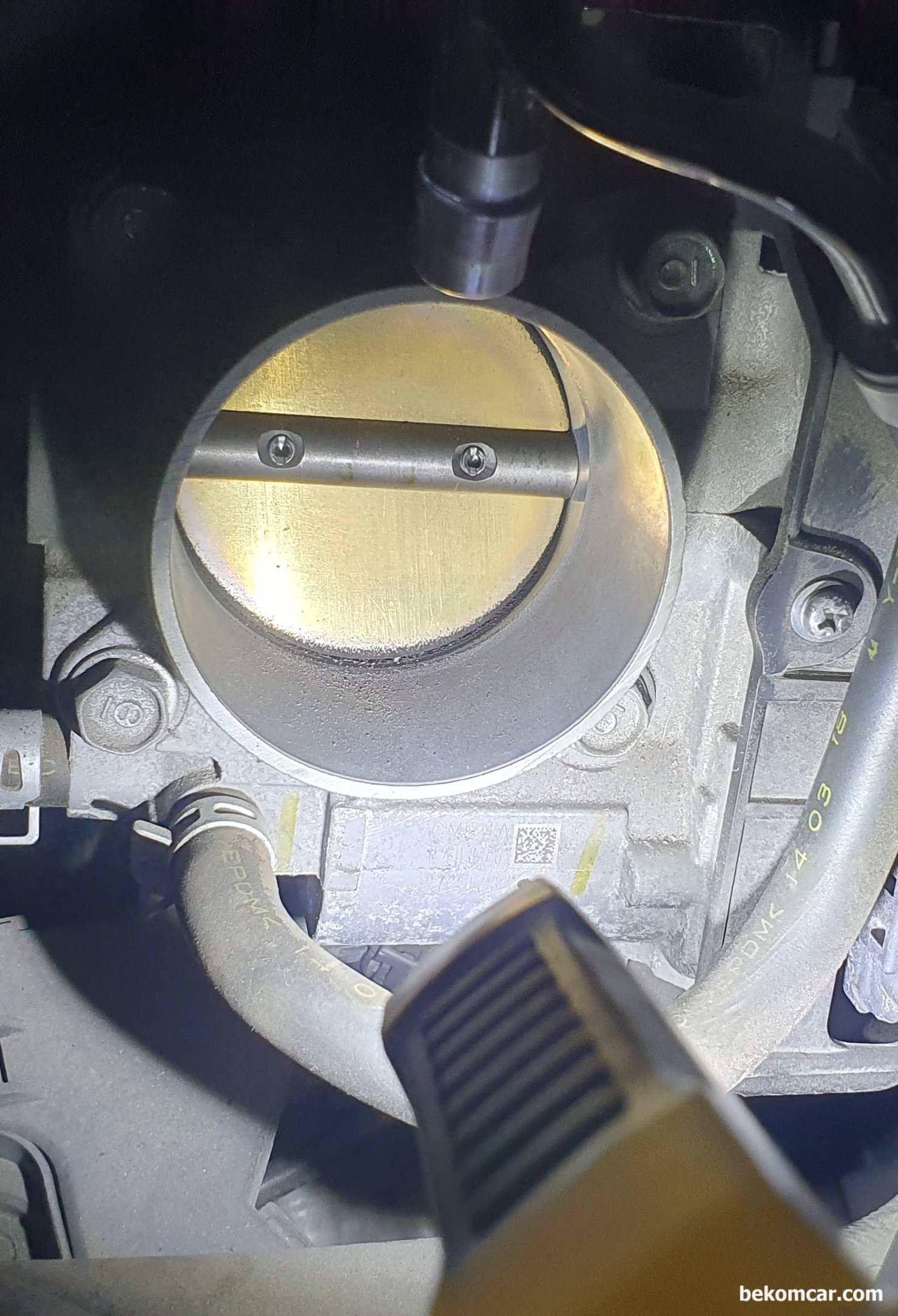 혼다어코드 2015 'P2101 ETCS 쓰로틀바디 제어시스템 기능불량' 진단 및 정비사례, 혼다어코드 2015, 'P2101 ETCS 쓰로틀바디 제어시스템 기능불량' 고장코드 확인결과 모든 시스템은 정상이고, 쓰로틀바디 막힘율 100%. 실제 쓰로틀바디 확인 결과 카본이 많이 확인된다. 쓰로틀바디 크리닝 & 초기화 학습후 출고한다. 어코드 9세대  "...시동꺼짐 현상 1번 발생, 3~4번 시동걸었더니 시동걸려서..." 진단 정비사례이다.|ベコムカー (bekomcar)