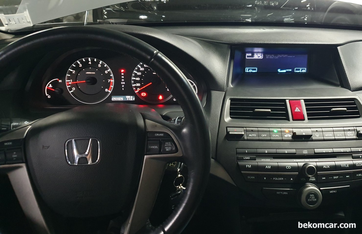 혼다 어코드 8세대 2.4L 중고차 검수과정 요약기록, 베콤카 방식, 혼다 어코드 2012년 8세대 2.4L 중고차 검수차량이다. K24Z2 엔진으로 가장 입증되고 오래된 흔히 말하는 사골엔진 중 하나이다. 아쉽게도 이 엔진은 사실상 단종된 상태이다. 이 엔진에 어코드 9세대 디자인을 입히면 지구상 최강 차량중 하나가 될것인데 아쉽다. 아쉽게 구매추천을 하지 못 했다. 중고차 성능지 가 좀 더 정직하게 작성되면 좋겠다. 정비사 500명이 봐도 500명 다 심한 누유라고 할 사항을 미세누유도 없다고 하니, 참 안타깝다. 더 웃긴것은 그러한 좋지않는 방법이 통하는 현실이다.|بيكومكار  (bekomcar)