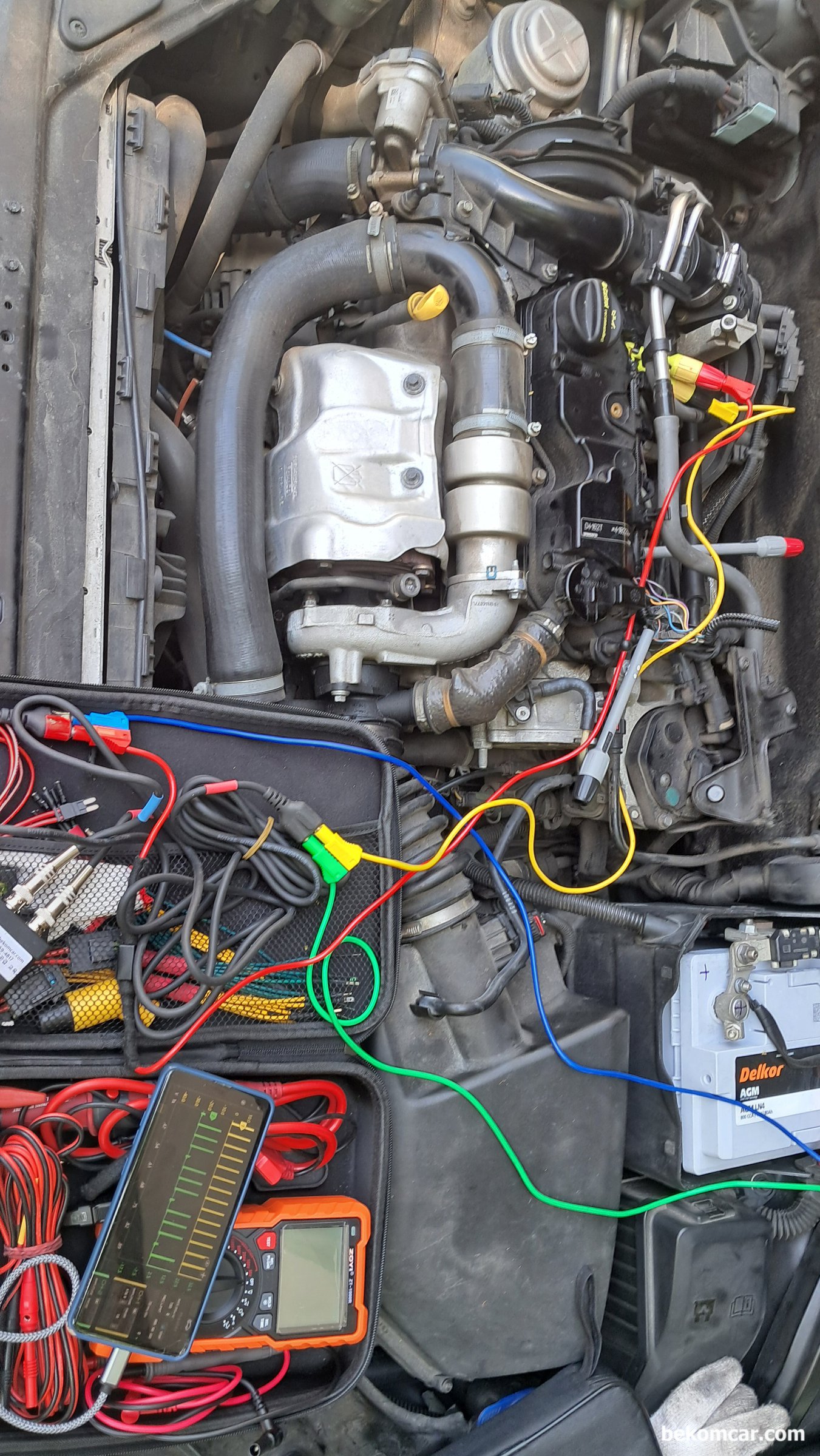 볼보 S80 P3 D2 1.6디젤 3번 인젝터 실화 P126300 및 ABS 고장코드 점검기록, 엔진룸 그리고 12V상시 전원에 그라운드 펄스 Pull Down 회로이다. 그러니 싱크채널 설정시 파형이 거꾸로처럼 보여 해갈릴수 있다. 그라운즈 풀다운 펄스 제어이니 꼭 기억해둔다. 진단 차량은 볼보 2015년 S80 P3 D2 차량이다.|贝科姆汽车 (bekomcar)