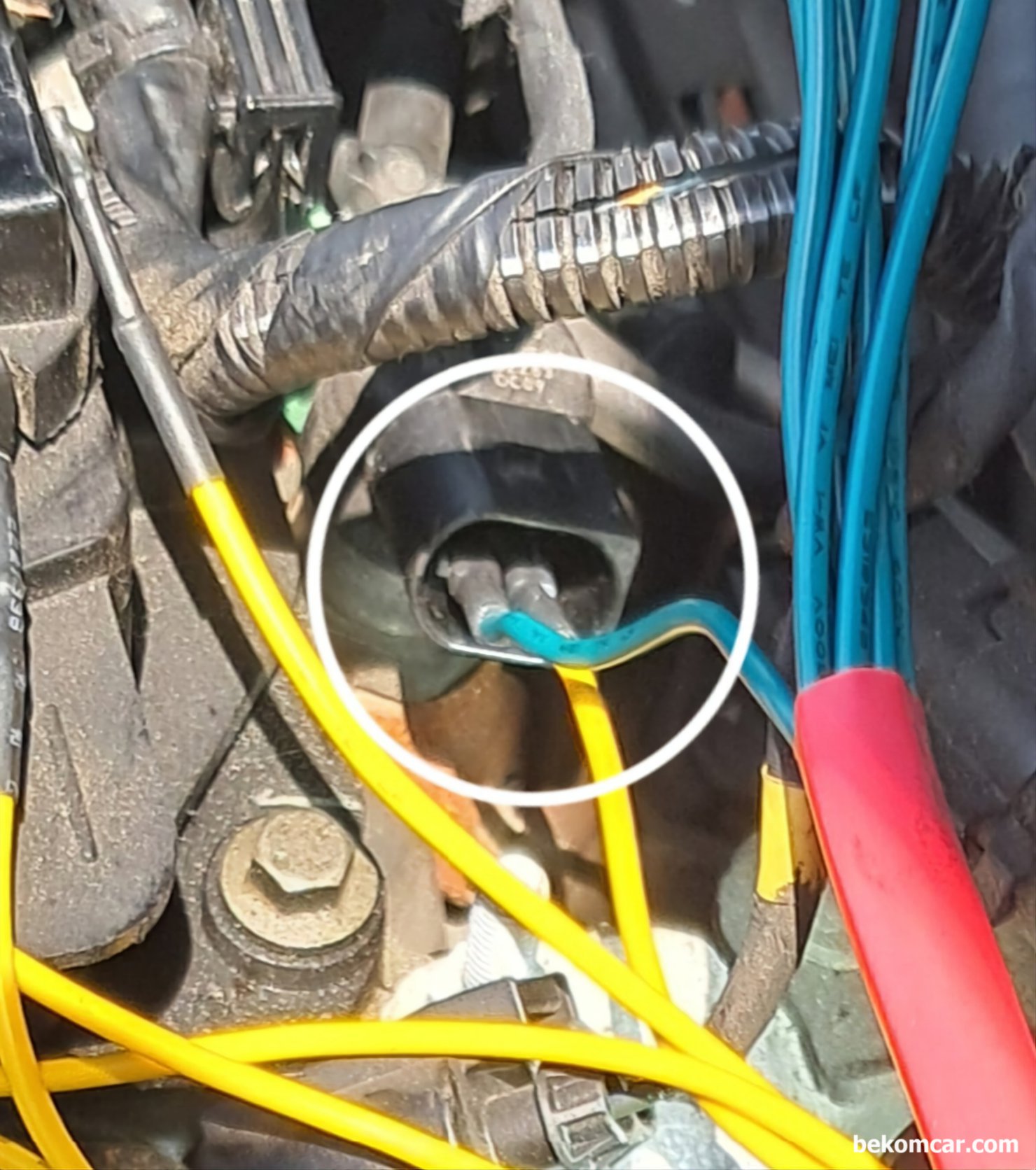 메뉴얼의 중요성, Volvo S80 P3 D2 (1.6디젤, D4162T), 인젝터 저항값, 저항 측정시 코넥터 안정적 접족을 위해 멀티미터 탐침 대신에 암 터미널을 사용한다. Volvo S80 P3 D2 (1.6디젤, D4162T) 저항측정 과정이다.|베콤카 차량정밀진단