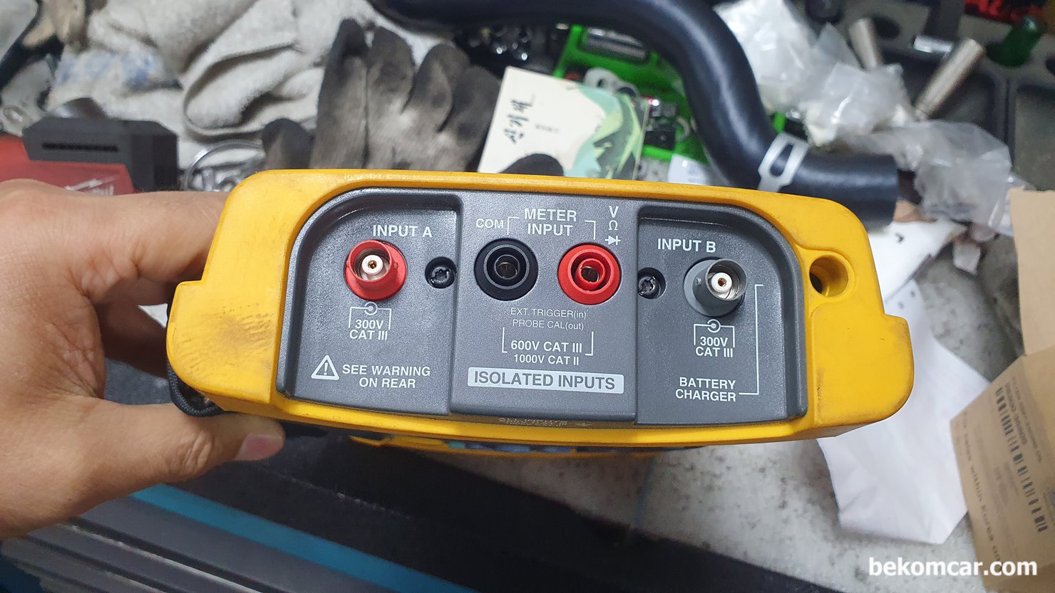 FLUKE 196C 스코프미터  와 ROTKEE TLMIX4 사용시 주의점, FLUKE 196C는 INPUT A & B가 독립적인 접지 구조이다. 따라서 INPUT A 혹 INPUT B 에 TL MIX 4 혹 TL MIX 6 사용시 BNC케이블 스플리터 를 사용해서 꼭 접지를 해준다.|bekomcar.com