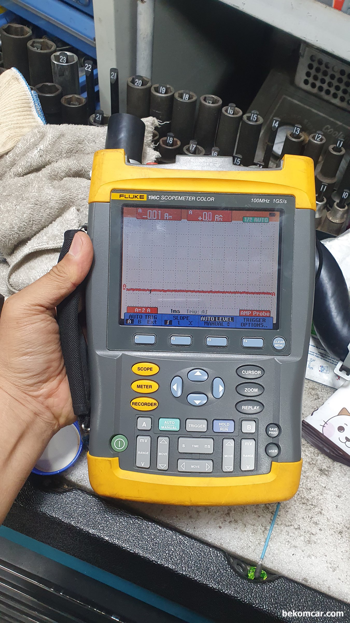 FLUKE 196C 스코프미터  와 ROTKEE TLMIX4 사용시 주의점, FLUKE 196C 스코프미터 COLOR 화면이다. 묵직하니 내구성이 좋을듯 하다. 멀티미터와 2채널 스코프 기능을 제공한다. 파형저장등 기능은 좀 불편하다. 상세한 분석보다는 얼른 얼른 파형 확인에는 좋은것 같다. 초보자는 사용하기에 시간이 좀 걸릴듯 하다. 바쁜 정비소 현장에서 세팅을 빨리 하면서 원하는 파형을 확보 하는것이 처음에는 생각만큼 쉽지 않다.|bekomcar.com