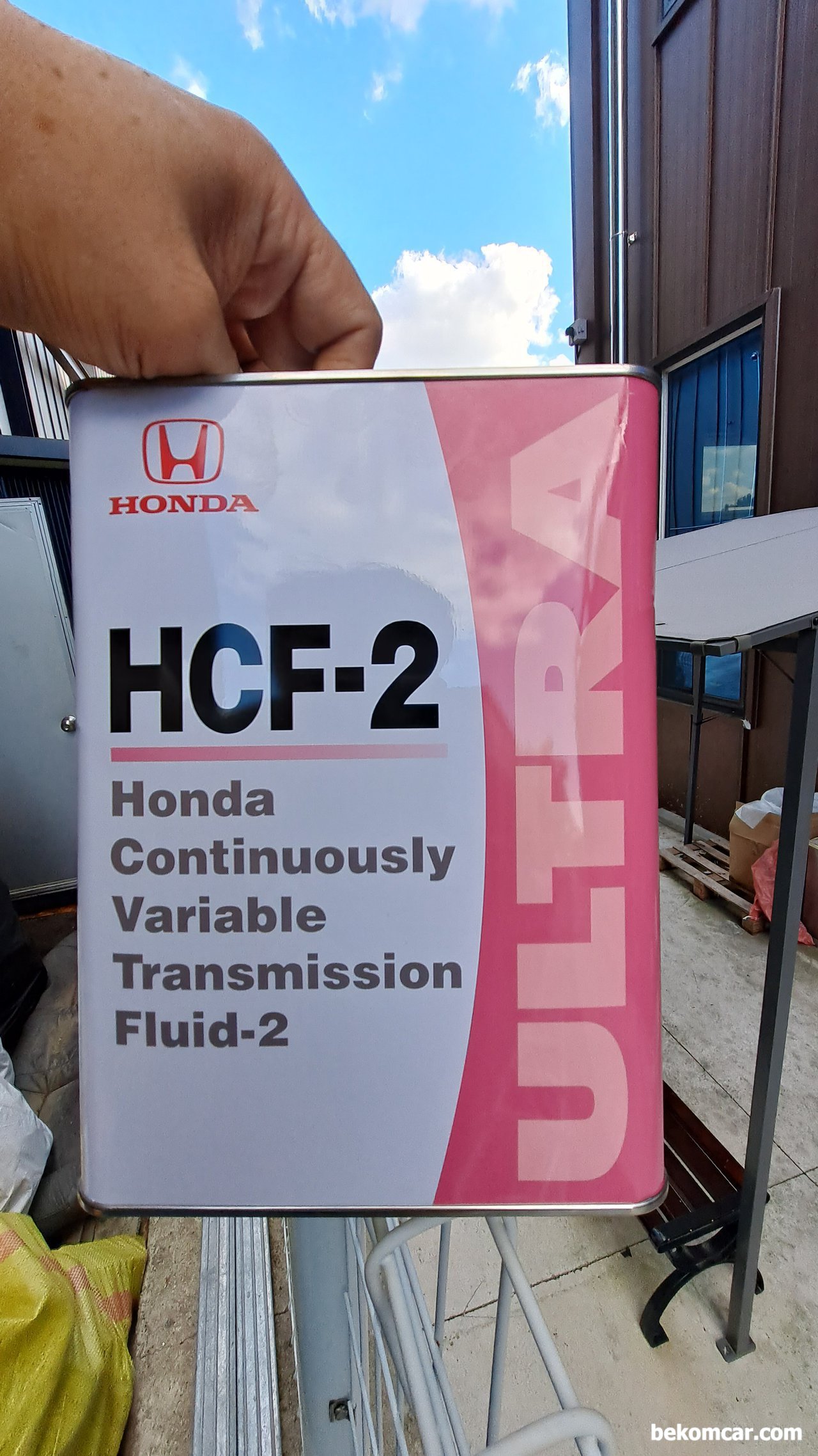 혼다 어코드 CVT미션 오일교환 시점과 레벨링은 어떻게 하나요? HCF-2 이외 다른것 사용해도 되나요?, 혼다 CVT 미션액 HCF-2 이다. 워낙이 가품 짝뚱이 많이 판매되고 있으니 주의한다. 특히 동호회 와 인터넷에서 구매한 HCF-2는 매우 주의한다. 믿거나 말거나 대부분 짝뚱 가품이다. ATF-DW1이나 ATF-Z1 등 포함 다른 종류의 혼다 미션오일도 마찬가지이다. 꼭 믿을만한 곳에서 구매한다. 베콤카에서 HCF-2 순정으로 미션오일 교환하는 중에 기록으로 남긴 정품사진이다.|bekomcar.com