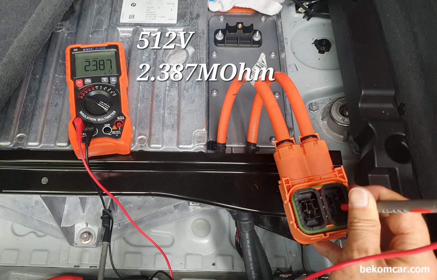 전기차 하이브리드 고전압 절연저항 최소 1M옴이상, 측정 차량은 2018년 BMW X5 F15 403 하이브리드 차량의 하이브리드 메인배터리 단자에서 절연저항을 측정하고 있다.  512V 흐를때에 약 2.387M옴이 측정된다. 정상이다. 국내 규정은 500V 전압이 흐를때 최소 1.0M옴 이상이어야 한다고 한다.|bekomcar.com