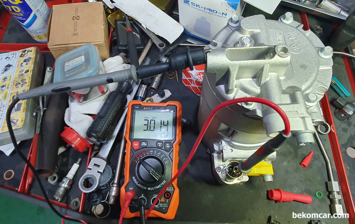 전기차 & 하이브리드 단품 고전압 절연저항 DAR 측정 사례, BMW X5 F15 N20 40E, BMW X5 F15 N20 40E 고전압 절연저항 파괴 고장코드 차량이다. 신품 AC 컴프레서 단품 코텍터 터미널 2개중 하나의 고전압 절연저항 측정한 결과 약 3.009G옴 이 측정된다. 매우 만족스러운 절연 저항이다. 안심하고 설치해도 좋겠다.|bekomcar.com