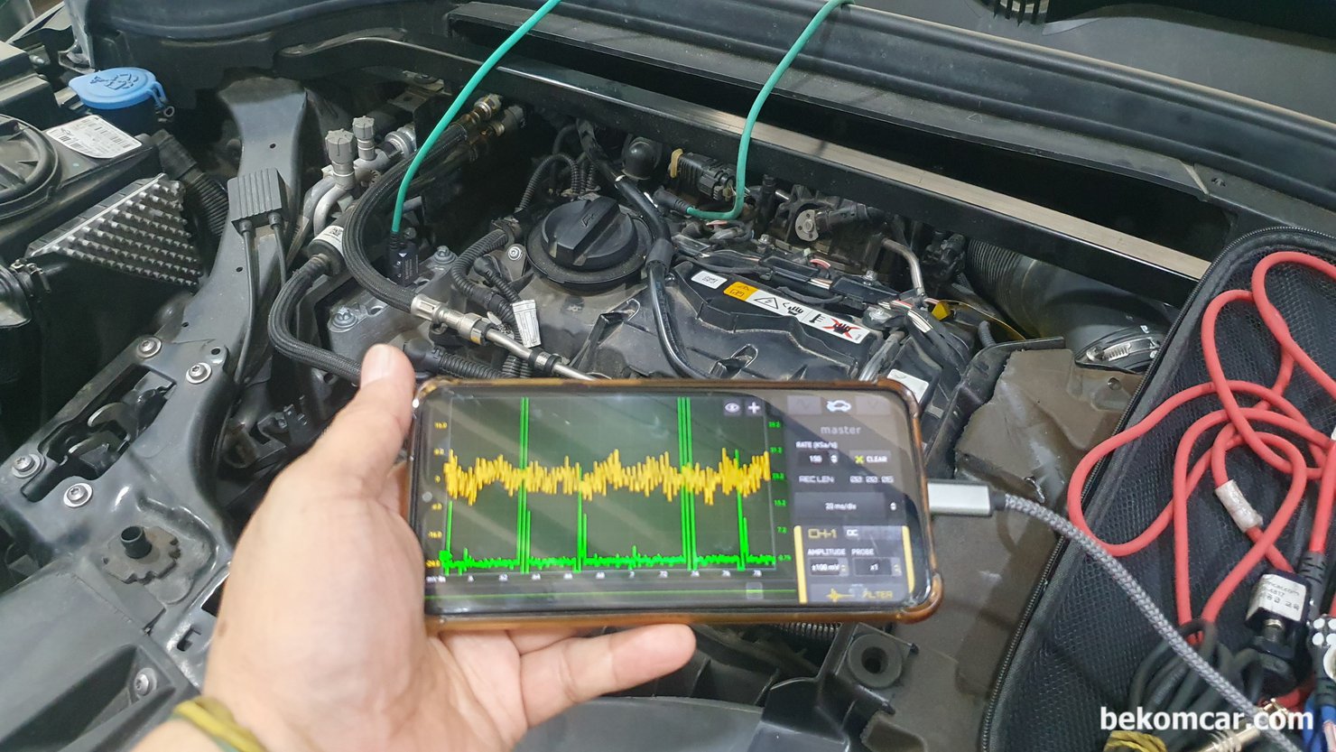 실화 부조 하체등 NVH 진단용 센서검증, 2019년 BMW 미니 3기통 차량, 실화 부조등 엔진 및 하체등 NVH 진단용 센서검증 과정중, 2019년 BMW 미니 3기통 차량으로 엔진마운트에 진동센서를 장착하고 #1번 실린더에 장착후에 진동을 파형으로 측정하고 있다. 3기통 점화 싸이클별 큰 특이점은 발견되지 않고 비슷하게 파형이 측정되고 있다.|بيكومكار (bekomcar)
