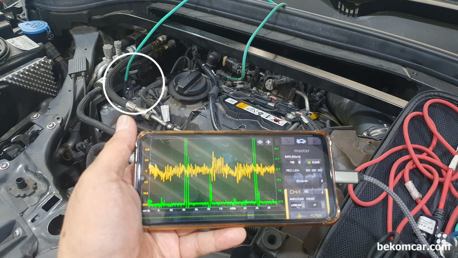 실화 부조 하체등 NVH 진단용 센서검증, 2019년 BMW 미니 3기통 차량, 이번에는 인젝터 하나를 진단기 기능을 이용하여 중지시켰다. 바로 해당 실린더의 진동센서 파형에 차이가 있고, 다른 2개의 실린더와 비교하여 진동 폭이 더 크게 측정되고 있다. 진동센서는 엔진마운트 고정 볼트에 장착된 상태이다. 상당히 인상적이다. 물론 앞으로도 여러차량 여러상황에서 많은 검증을 하여 신뢰도가 확보되면 실제 현장 차량진단에 적용할 것이다.|بيكومكار (bekomcar)