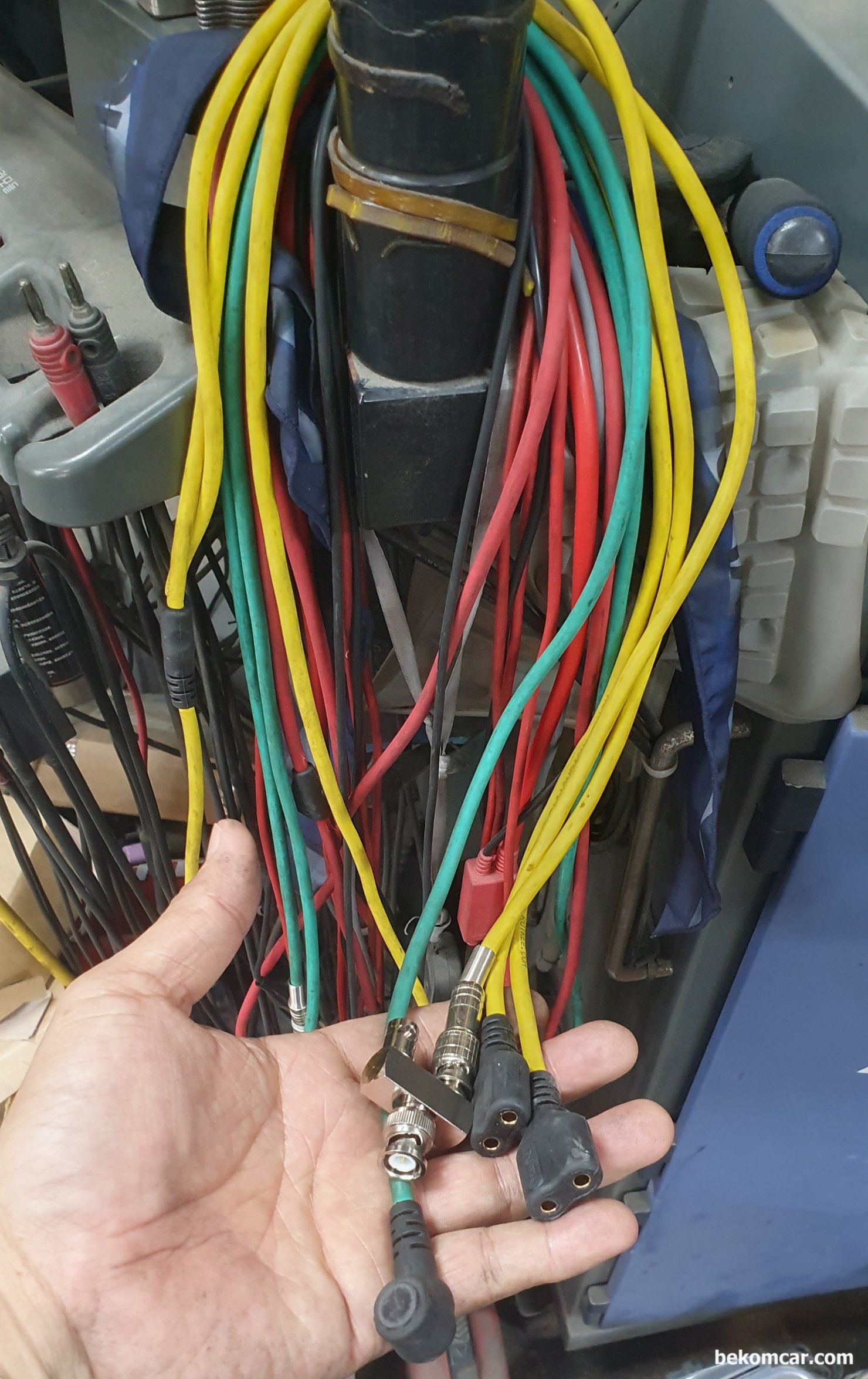 FLUKE 196C 스코프미터 & ROTKEE TL MIX4 and LX1, 베콤카 고객시 샵 에 걸려있는 ROTKEE TL MIX 4 와 LX1 이다. TL MIX4는 1채널에서 4개 점화코일 인젝터 등 측정이 가능하다. LX1은 점화파형 측정 프로브 이다. 베콤카에서 수입하여 전국의 정비소에 공급하고 있다.|بيكومكار (bekomcar)