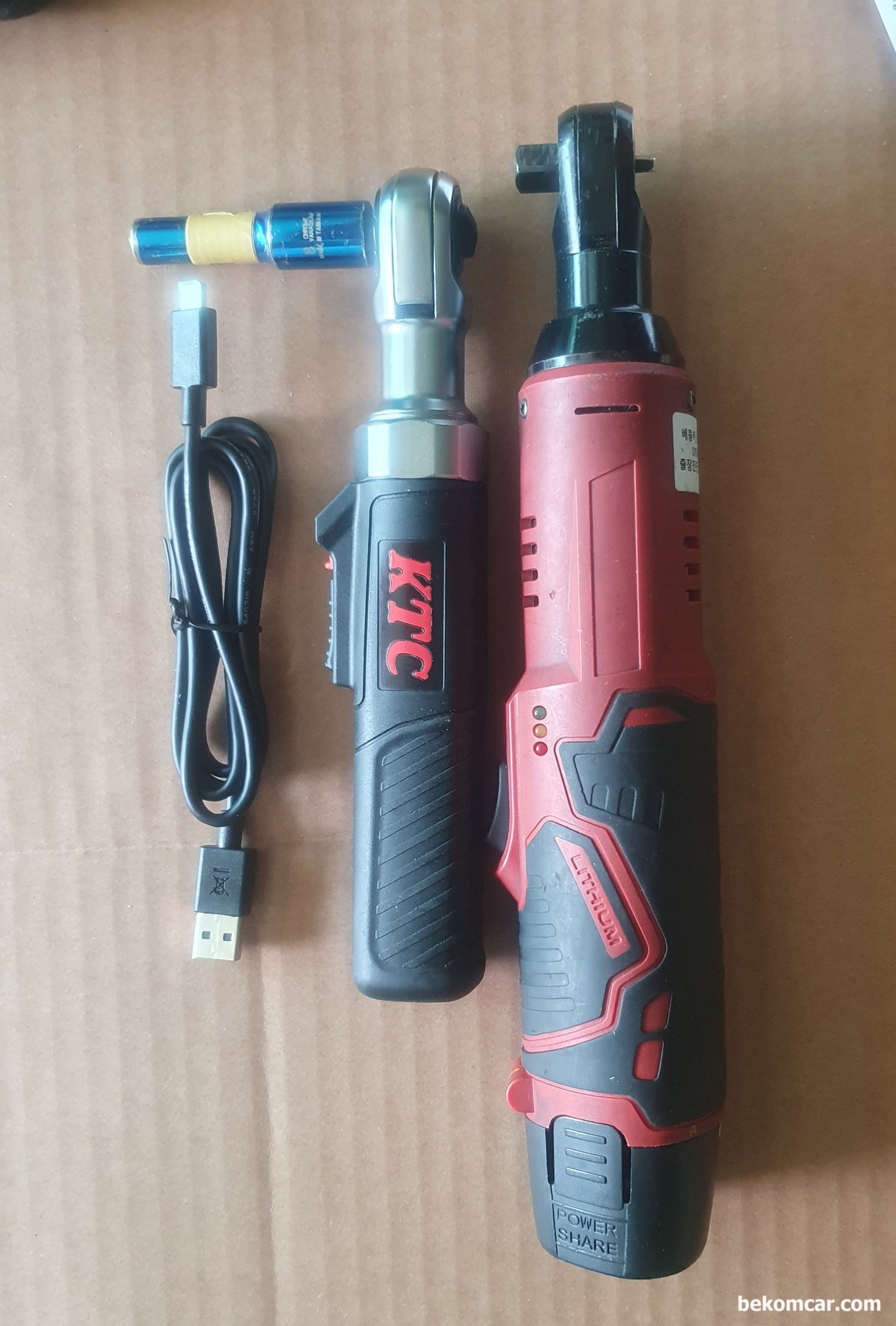 휴대성과 좁은공간에 최적 KTC USB 전동 및 수공구 라쳇 3/8" JTRE330, 일반적인 전동공구와 크기를 비교해본다. 상당한 차이가 있고 무게나 휴대성 및 충전등 상당한 차이가 있다. 하지만 전동토크가 3Nm 이니 참고하고, 오일팬, 헤드커버가스켓 등 작업시 걱정없이 사용이 가능하다. 마지막에 토크렌치로 마무리 하면 된다.|بيكومكار (bekomcar)
