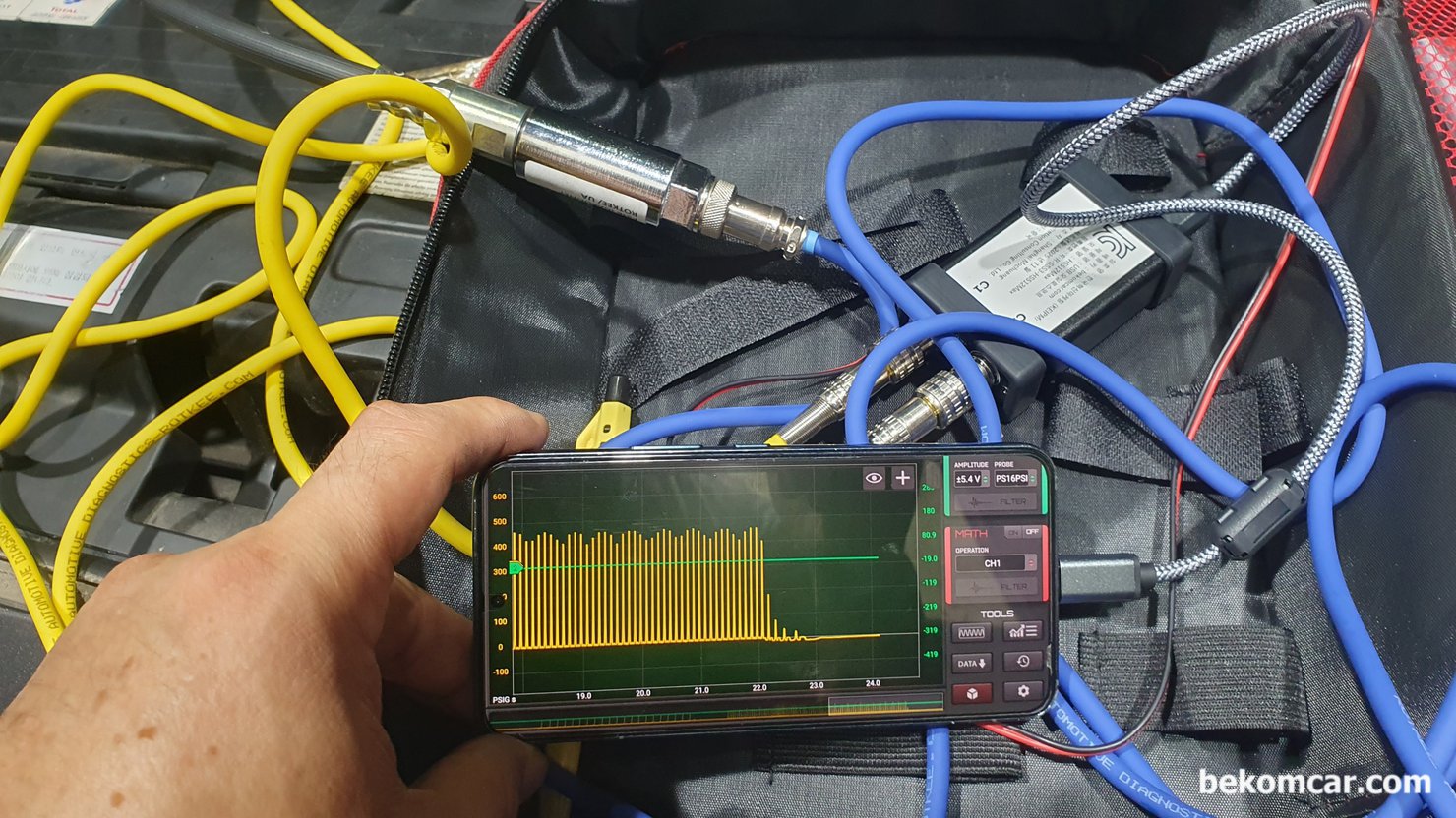 푸조 2019 508 2.0BlueHDI, 정비사 워크샵 부조 실화진단 과정, 심한 부조나 실화등에는 필수적으로 압축압력을 확인한다. 베콤카에서 공급하는 PS16 과 PS100 실린더압축압력센서를 이용하여 실린더압축압력 과 피스톤링 누설등을 동시에 측정하여 데이터를 분석하는 과정이다. 배터리 힘이 약하면 압축압력측정 데이터에 변수가 생기니 꼭 배터리 메인테이너 연결후에 파형측적을 하도록 한다.|bekomcar.com
