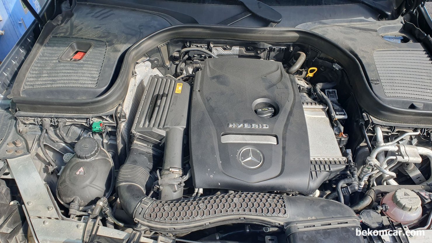벤츠 2019, GLC350 e 4MATIC Hybrid 차량, 시동불량 및 에어콘 고장 진단 정비 과정, MERCEDES 2019, GLC350 e 4MATIC Hybrid 차량 의 엔진룸 조수석 쪽에 고전압 안전장치 (Interlock) 이 있다. 가장 먼저 Interlock을 해제하고 약 10분정도 기다린 다음에 다음 작업을 한다. 엔진은 M274로 벤츠에서 집중적으로 밀고 있는 엔진중 하나이다.|بيكومكار (bekomcar)