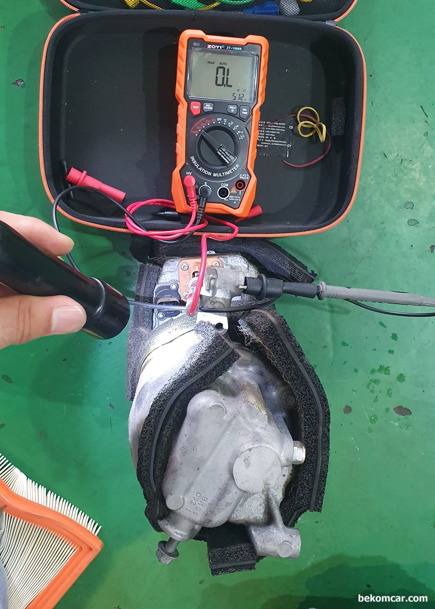 테슬라 전기차 AC컴프레서 절연저항 측정기록, 정상 및 비 정상 절연저항, 테슬라 전기차 AC컴프레서 절연저항 측정기록이다. 커넥터 전원공급 터미널 2개중 하나에서 512V 흐를때에 G옴 단위에서 O.L 이 측정 된다. 사용중인 ZT-1000R 절연 저항 테스터기 가 지원하는 저항은 20G옴이다. 따라서 20G옴이 넘게 측정 되었다는 것으로, 완벽에 가까운 절연 저항 값이다.|بيكومكار (bekomcar)