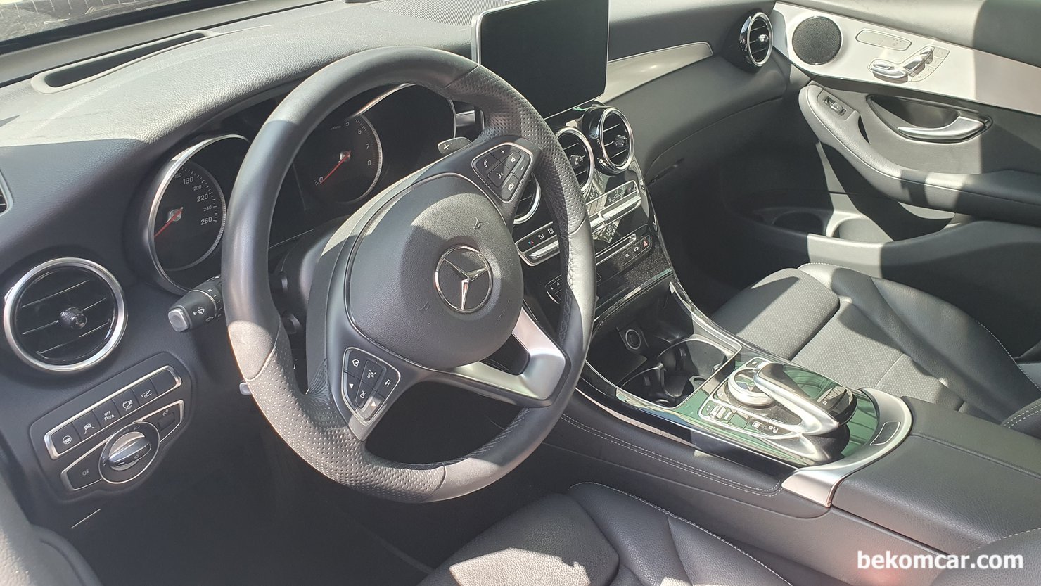 벤츠 2019, GLC350 e 4MATIC Hybrid 차량, 시동불량 및 에어콘 고장 진단 정비 과정, 시동이 걸리지 않고 에어콘 작동이 되지 않는 상태의 MERCEDES 2019, GLC350 e 4MATIC Hybrid 차량. AC 컴프레서 고전압 절연저항 파괴로 확인되었다. 중고 AC 컴프레서로 교체후 시동이 잘 거리고 에어콘도 잘 된다. 관련된 기록을 남긴다. 베콤카는 정비소가 바쁘면 출장 업무 지원을 제공한다. 이번에는 예정에 없던 지인 정비소 업무 지원을 하게 되었다.|بيكومكار (bekomcar)
