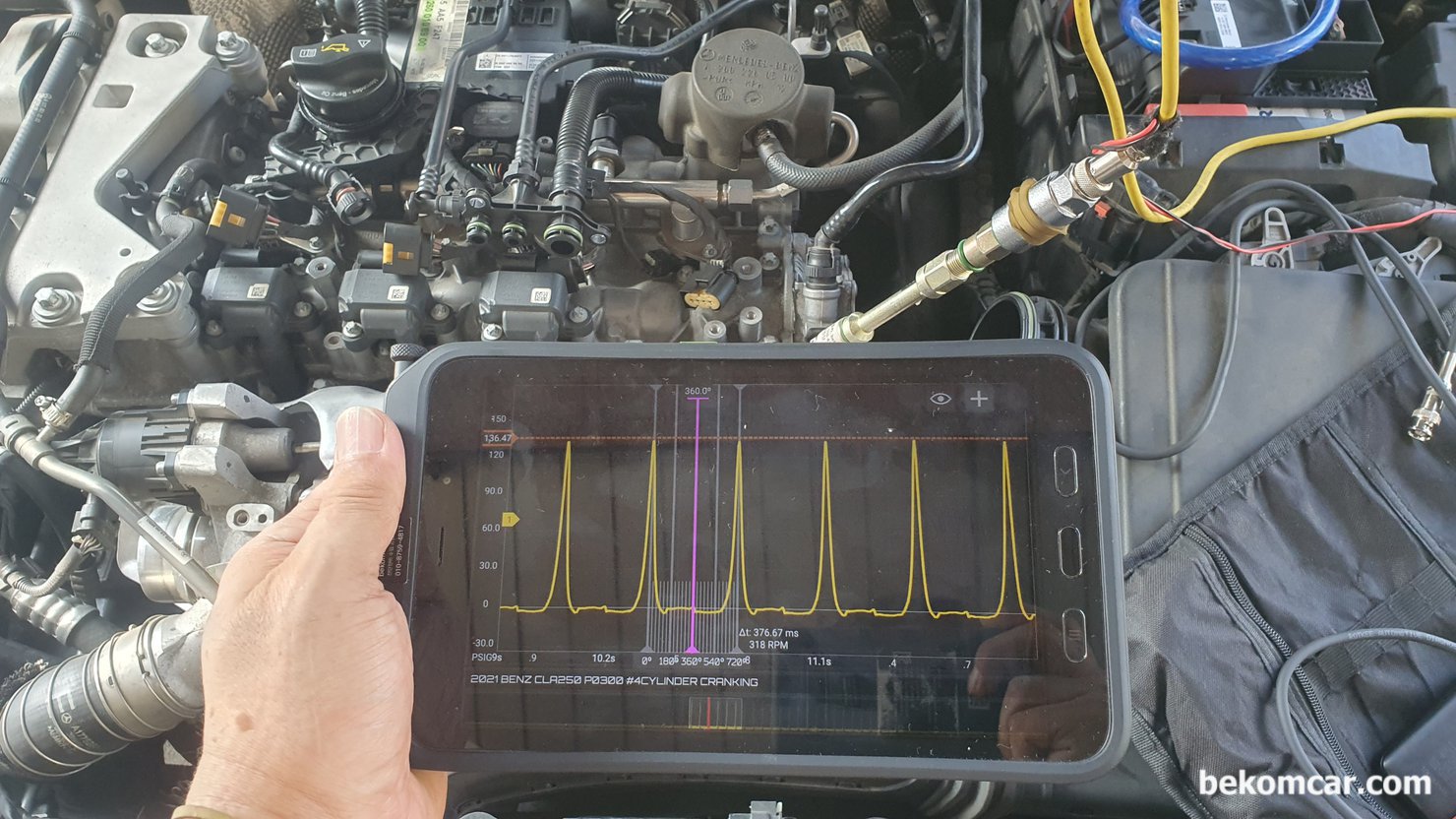벤츠 2021년 CLA250 2.0L 터보 A260 크랭킹 압축압력 파형측정 기록, 벤츠 2021년 CLA250 2.0L 터보 A260 크랭킹 압축압력 측정환경이다. 점화코일 커넥터를 탈거하고 #4번 실린더에 PS16 압력센서를 장차하고 압력을 측정한다. 스코프는 HS512Max 그리고 프로그램 HScope는 8" 태블릿에 설치하여 사용했다.|bekomcar.com