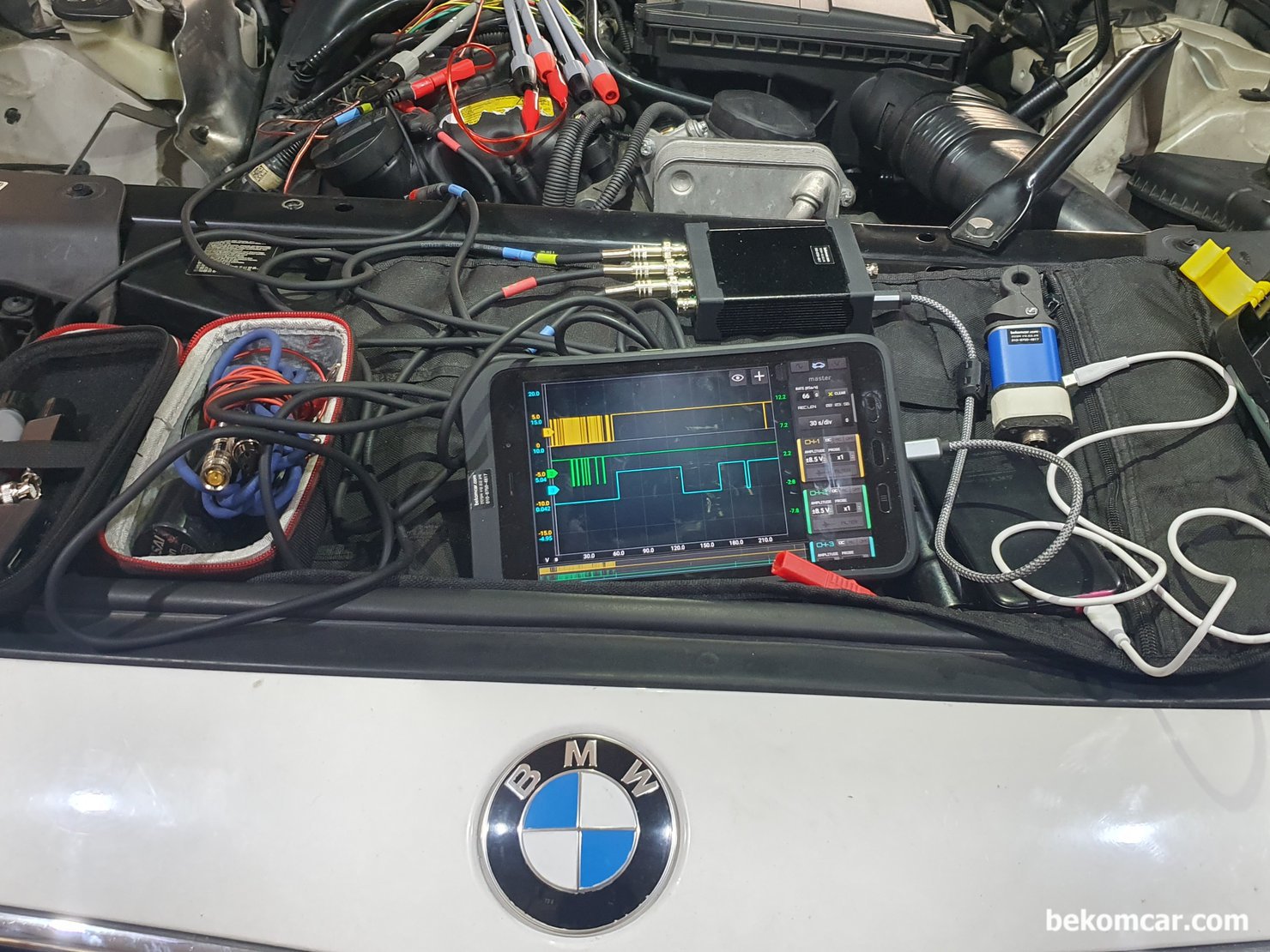 베콤카 정비소 출장진단 차량 2013 BMW F6GT 640i N55, 밸브트로닉 서버모터고장 진단, 133202. Valvetronic servomotor, control: short circuit to ground & 101F01 Throttle valve angle - absolute pressure intake manifold 고장코드가 스캔된다. 차량운행은 모두 정상이며 간헐적 부조가 있는 상태이다. 밸브트로닉 3세대가 사용되고 있고 밸브트로닉 서보모터 내부단락 으로 진단한다. 베콤카 정비소 출장진단 사례는 2013년 BMW F6 640i N55 3.0L 터보엔진이다. DME (엔진컴퓨터) 와 밸브트로닉 사이 어디가 고장인지 파형분석 하는 과정이다.|bekomcar.com