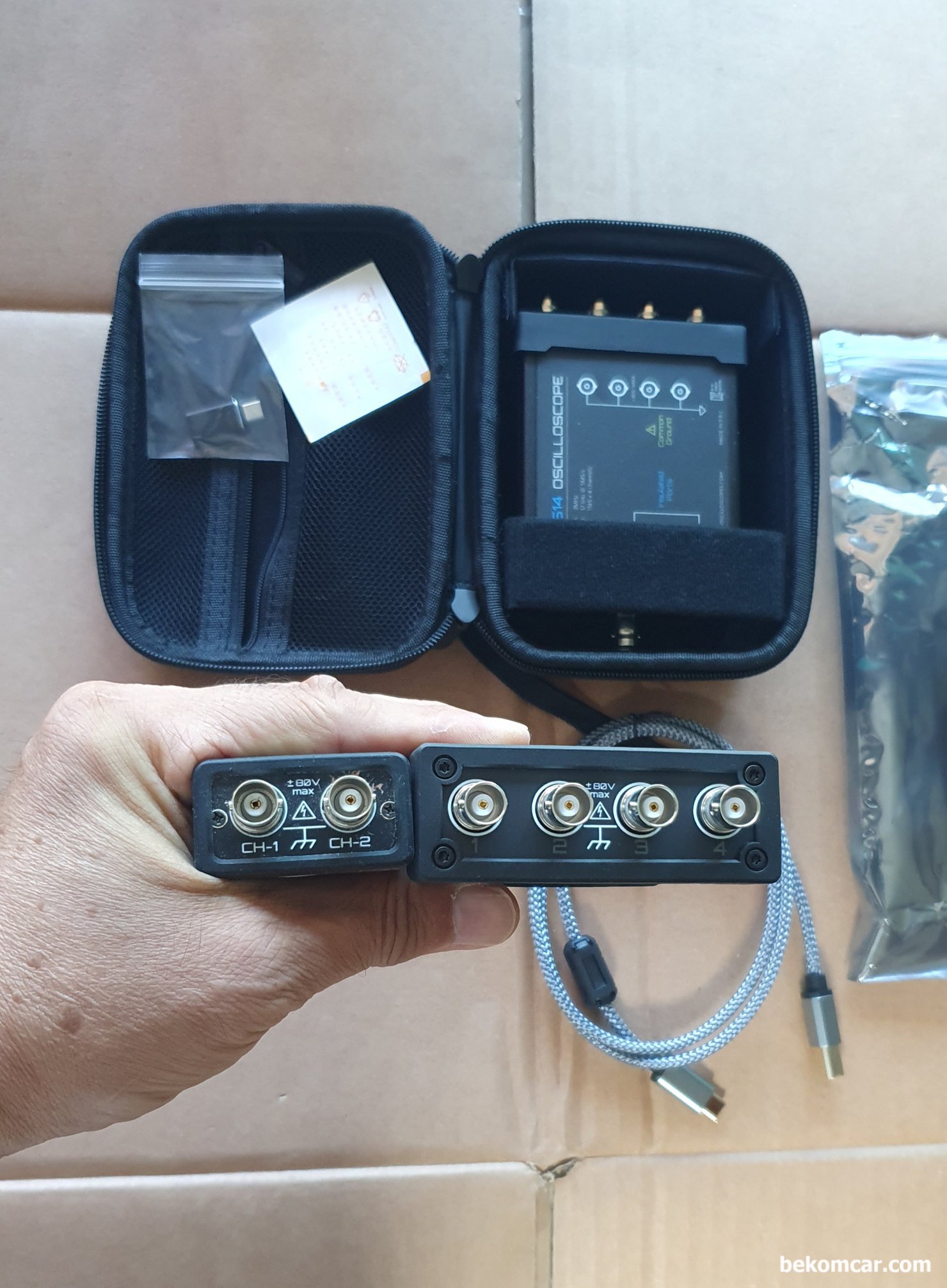 4채널 HS514 오실로스코프 KC인증 진행 중, 사전 주문 접수중 입니다, MartinLoren.com 이 개발한 HS512Max (2채널) 와 HS514 (4채널) 의 BNC 케이블 연결부분 이다. 80V 지원 과 공통접지 표시등 HS512Max 와 같다. 크기도 그다지 크지 않아서 4채널 스코프이지만 휴대성을 그대로 유지했다.|베콤카, 차량정밀진단