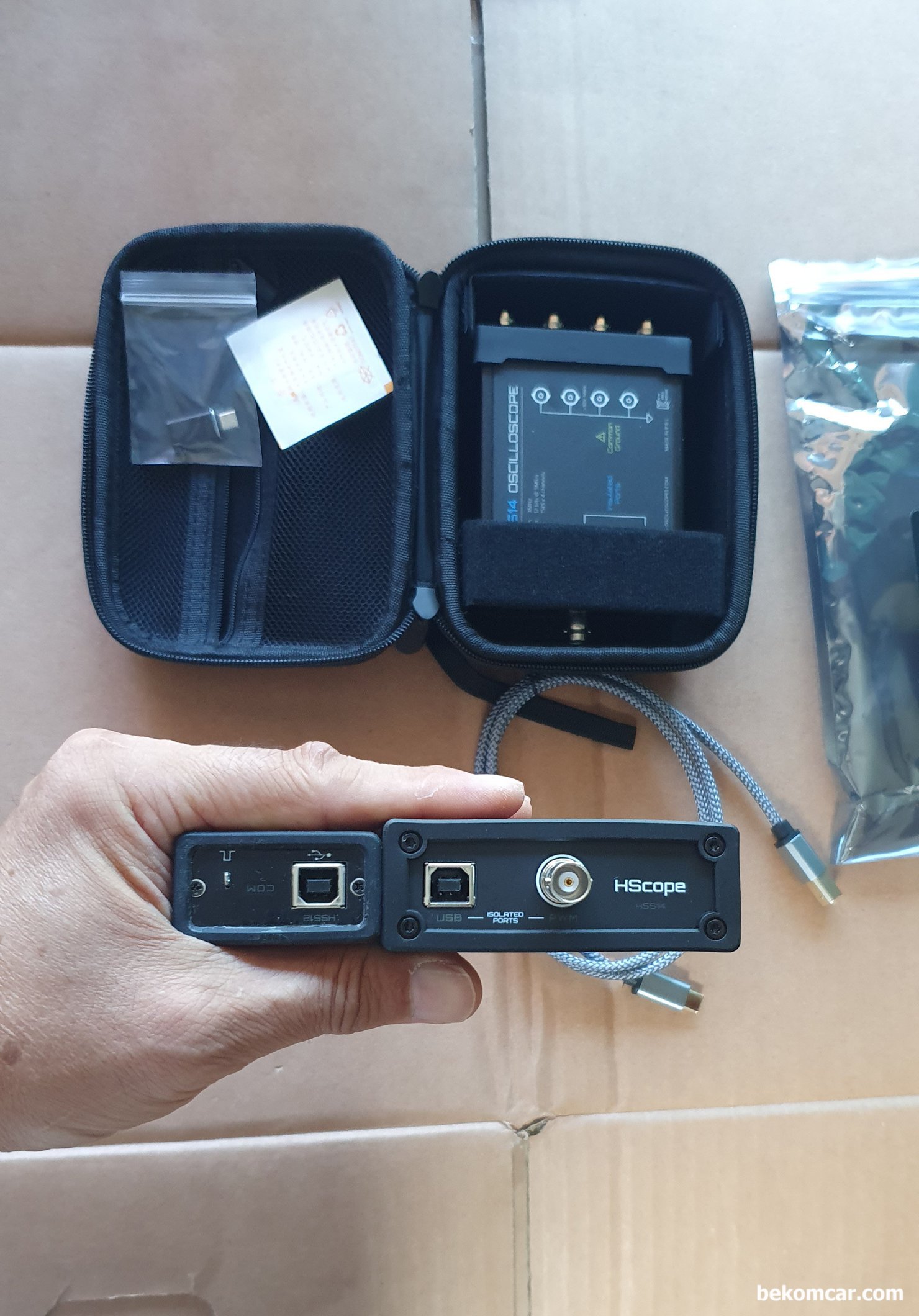4채널 HS514 오실로스코프 KC인증 진행 중, 사전 주문 접수중 입니다, MartinLoren.com 이 개발한 HS512Max (2채널) 와 HS514 (4채널) 뒤쪽 비교사진이다. 시그널 제너레이터 BNC 케이블 (Insulated) 이 하나 추가되었다. 크기에도 큰 변화는 없다. 사실 HS512Max 가 너무 작기는 하다. 하지만 정밀성은 피코 4425A 와 같은 12Bit ADC를 지원하는 혁신성을 제공하고 있다.|베콤카, 차량정밀진단