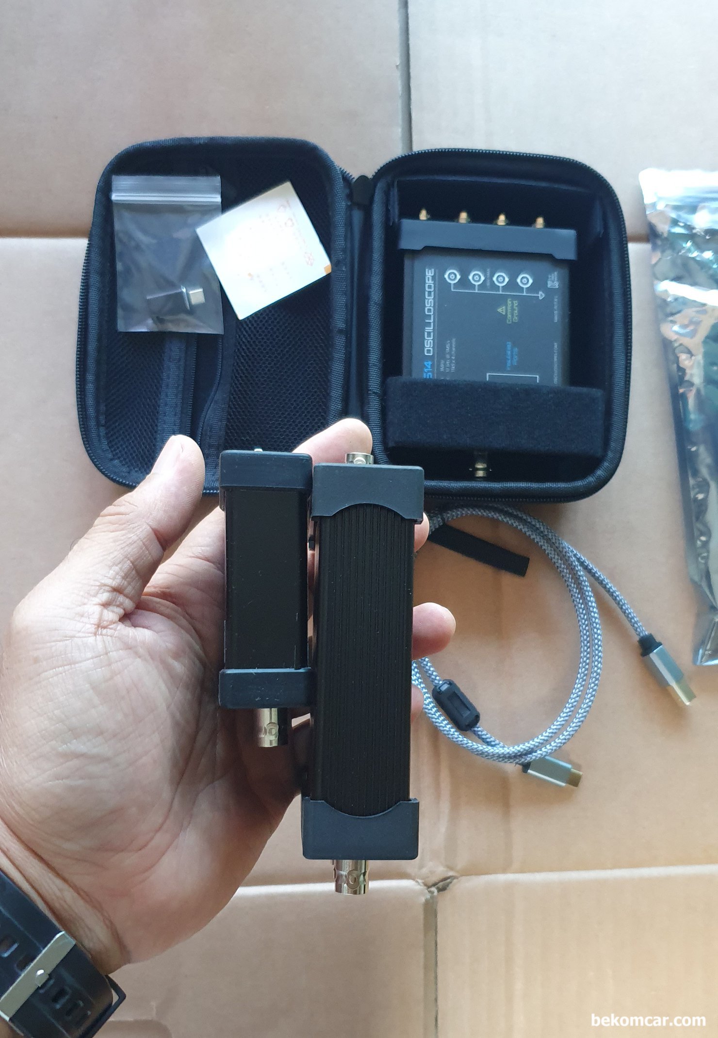 4채널 HS514 오실로스코프 KC인증 진행 중, 사전 주문 접수중 입니다, MartinLoren.com 이 개발한 HS512Max (2채널) 와 HS514 (4채널) 옆면 비교사진이다. 전체적으로 형태는 HS512Max를 유지하고 크기만 조금 더 커졌다.|베콤카, 차량정밀진단