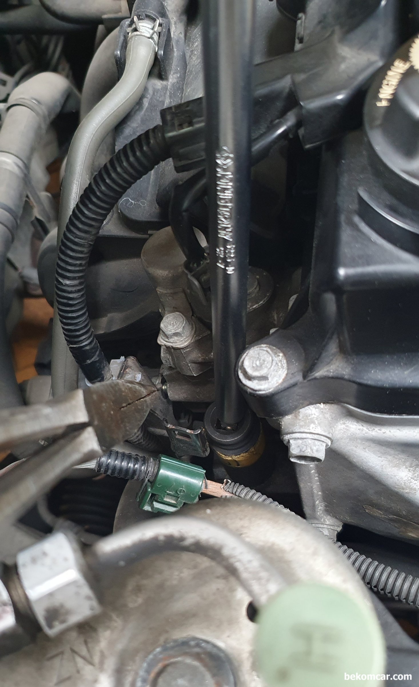 혼다 시빅 8세대 1.8L PCV 밸브 (#17130-PND-A01) 교환 기록, 혼다 시빅 8세대 1.8L PCV 밸브는 17mm 롱 소켓이 필요하다. 그리고 알라미늄 와셔도 있으니 같이 교환해준다. 공간이 좁으니 PCV밸브 장착시 와셔가 PCV 밸브에서 빠지지 않도록 주의한다.|베콤카, 차량정밀진단