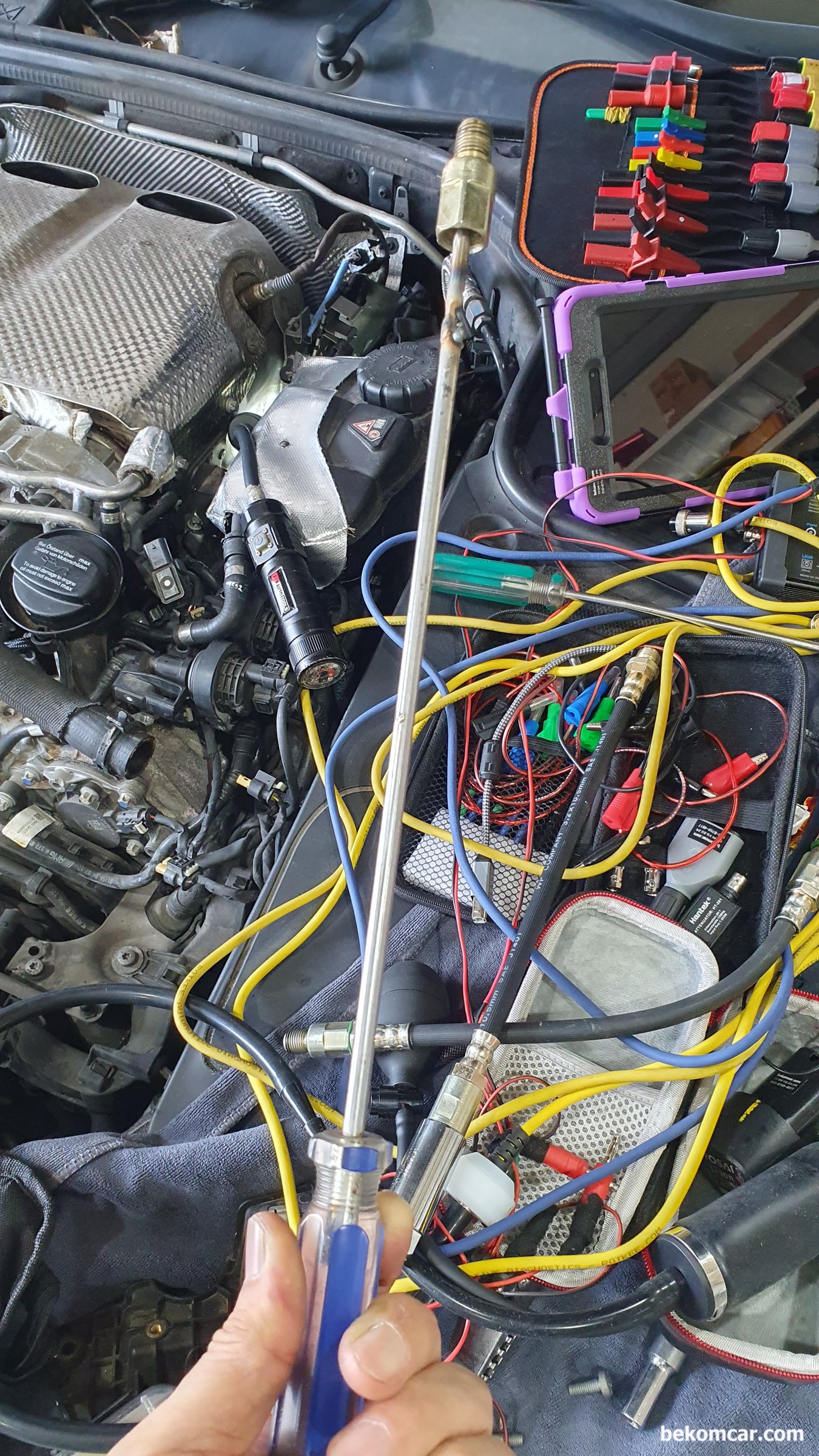 PS16 실린더압력센서 14mm 점화플러그 아답터 사용시 주의점, 실전으로 AMG S63 엔진에 2개의 실린더에 PS16을 장착하여 실린더압축압력 비교분석을 한다. 최근 벤츠 차량등 상당수 엔진에서는 점화플러그 구멍이 매우 좁다. 그래서 16mm 점화플러그 소켓사용이 불가능하다. 그러니 처음에 14mm 아답터를 25Nm 정도나 타이트 하게 조인다음에 사용한다. 비상시에는 반 대 탭 을 14mm 아답터 구멍에 넣고 돌려서 빼면 된다.|بيكومكار (bekomcar)
