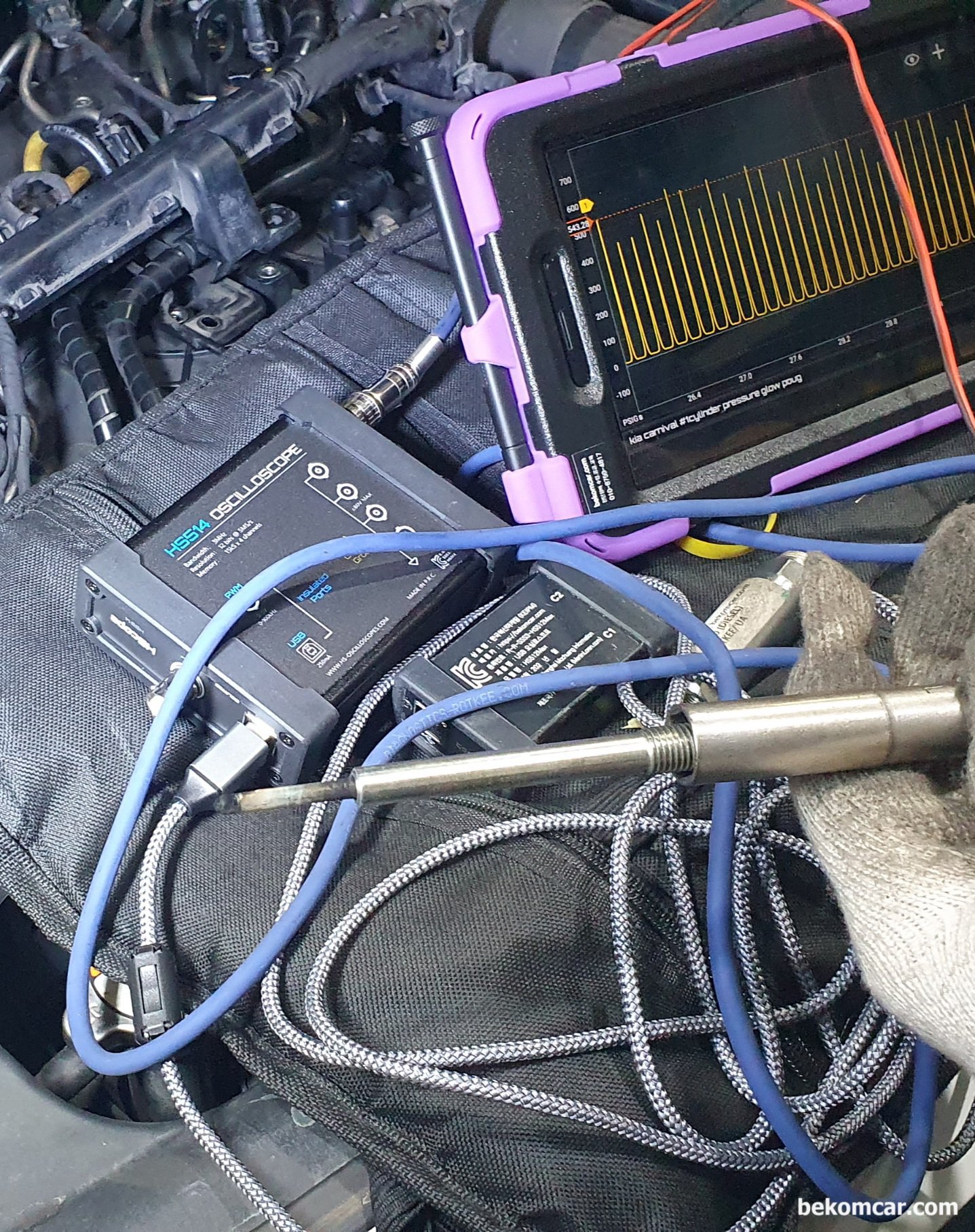 HS514 & PS100, 예열플러그 디젤압축압력측정, 기아자동차 카니발, 2019년 기아자동차 카니발 1번 실린더 예열플러그를 탈거한 상태이다. 다행이 쉽게 탈거가 되었고 글로우플러그 자리에 PS100 센서를 장착했다. 오실로스코프 프로그램은 HScope, 스코프는 HS514 & HS512Max 그리고 압력센서는 PS100 을 사용했다.|بيكومكار (bekomcar)