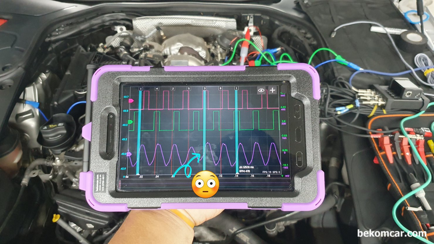엔진 실화. 부조등 진단시 전류계가 싱크채널 설정에 좋을때, 벤츠 S350D V6 3.0L OM642 엔진에서 인젝터 #1번 시그널에 싱크채널을 한 파형이다. 이게 좀 해갈린다. 720도 4행정 시간과 파형으로 짐작은 하겠지만, 진단에서는 확실해야 한다. 720도 4행정 구간에는 시작과 끝 만 표시되어야 한다. 이렇게 3개가 표시되면 해갈리고 해갈린 데이터는 의미가 없다.|بيكومكار (bekomcar)