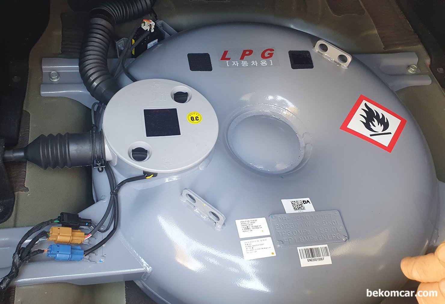 현대자동차 그랜저 2023년 LPG 차량 주행중 시동꺼짐, 저압펌프 고장코드 'P123000', 현대자동차 그랜저 2023년 LPG 차량 저압펌프 고장코드 'P123000 Fuel Pump Malfunction / Low-Pressure Fuel Pump Circuit Malfunction' 이다. 트렁크내 LPG 통 살펴보니 모터 돌아가는 소음이 매우 불규칙 하다. 소음 영상은 https://www.youtube.com/shorts/s6vyal9bESo 에서 확인 가능하다. 응 소음은 허리가 아파서 그렇다.|贝科姆汽车 (bekomcar)