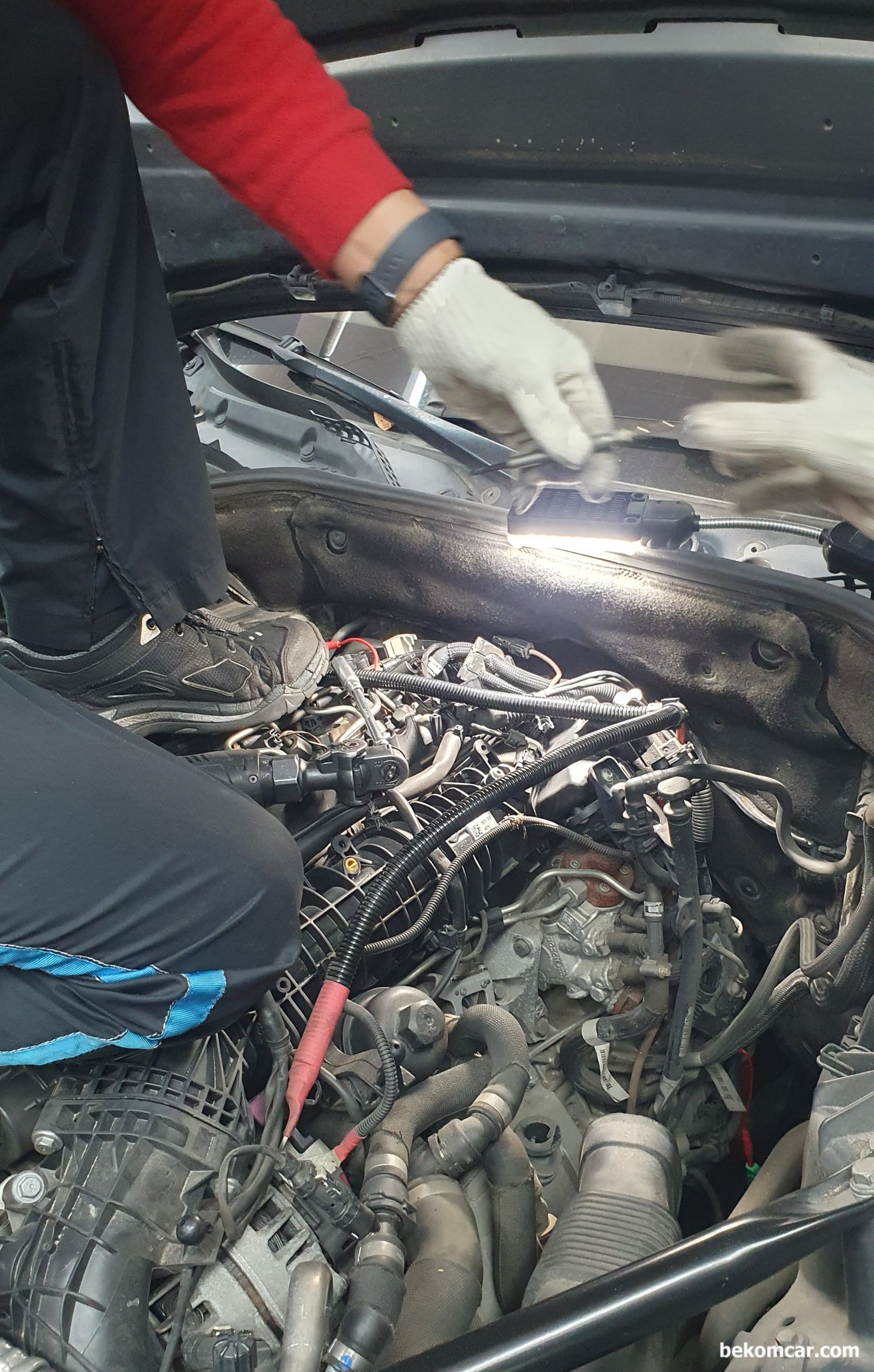 BMW F02 LCI 730Ld 디젤엔진 실린더압축압력 측정기록, 정비소 업무지원, BMW F02 LCI 730Ld N57 YG41 디젤엔진 실린더압축압력 및 진동등 진단 과정이다. 피코 NVH 와 ROTKEE CKD진동 파형 측정결과 #6번 실린더에서 강한 진동이 발생, 실린더압축압력 및 누설등 특이사항을 점검하기 위하여 글로우플러그 에 압력센서 장착을 준비중이다. 날렵하고 안전하게 엔진위로 올라가서 예열플러그 작업을 하시는 샵 대표님 이다.|ベコムカー (bekomcar)