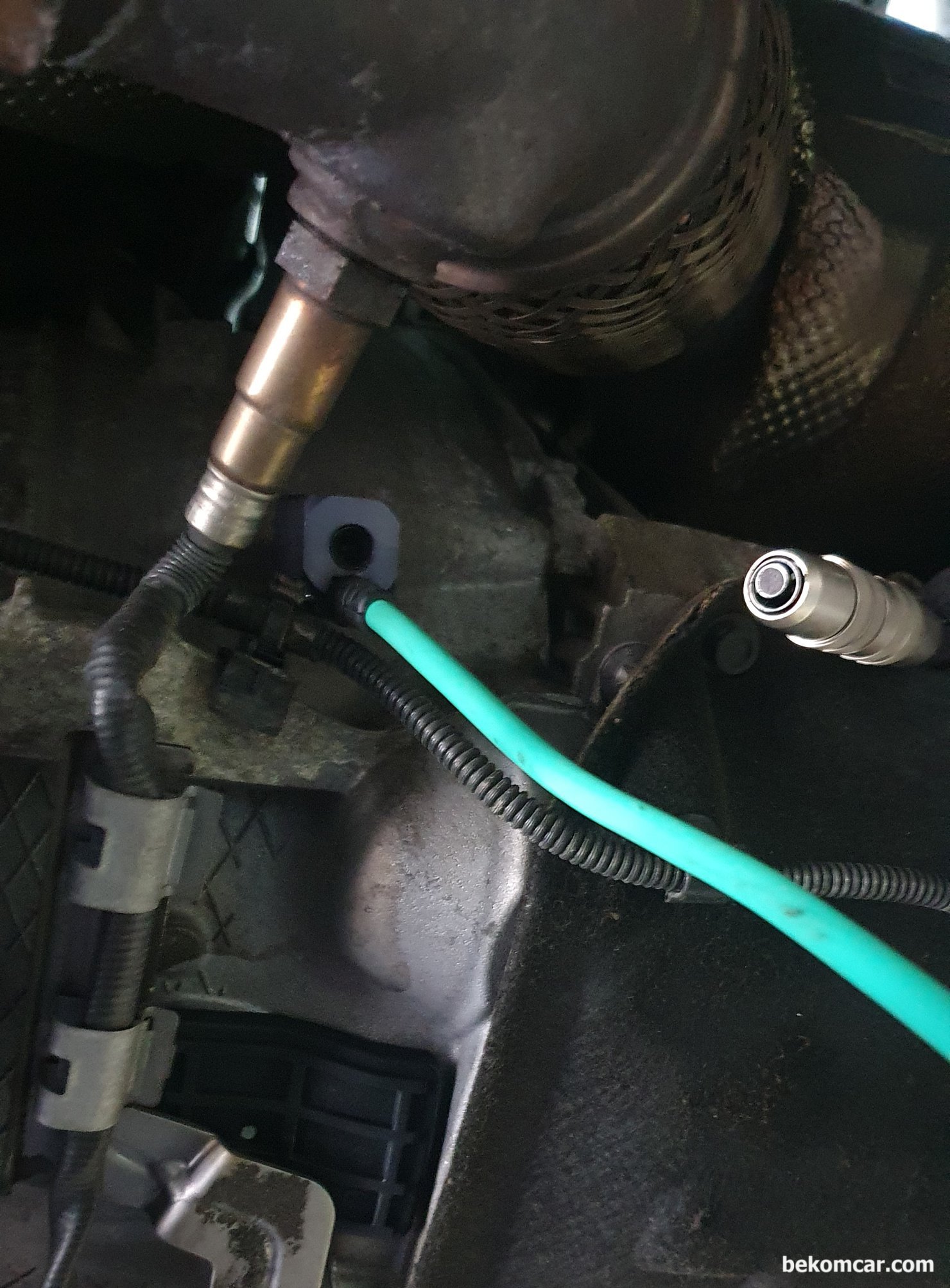 피코 NVH 와 ROTKEE CKD 진동센서 협업 측정사례, BMW F2 730Ld, BMW F2 730Ld 하체 소음 부위에 ROTKEE CKD 센서를 장착한 상태이다. CKD센서 접촉 부에는 강한 자석이 있어 부착이 쉽다. CKD는 매우 정밀한 진동 센서로 응용 분야는 자동차의 모든 진동 관련 진단시 최적이다.|ベコムカー (bekomcar)