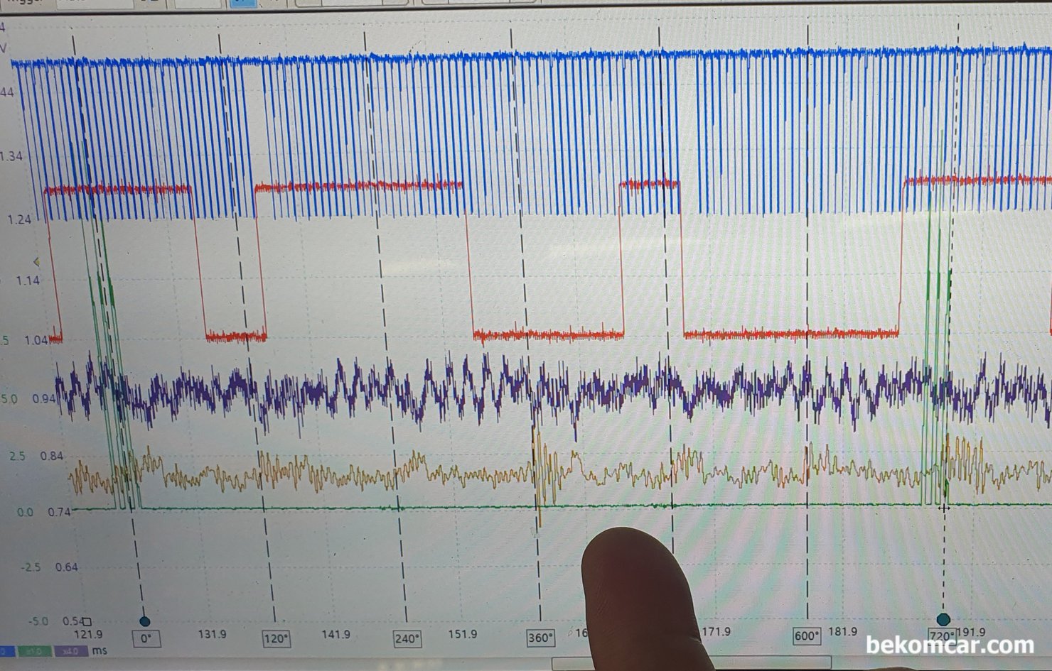 피코 NVH 와 ROTKEE CKD 진동센서 협업 측정사례, BMW F2 730Ld, 피코 8채널에서 피코 NVH 프로브 와 ROTKEE CKD 진동센서를 이용하여 측정한 파형이다. 진단 차량은 BMW F2 730Ld 차량이다. 파형 부분에서 가장 아래 골드 색이 CKD 센서로 부터 전기 신호를 받아서 표시되는 진동 파형이다. #6번 실린더에서 상당히 규칙적으로 좀 더 큰 진동 폭이 측정되고 있다.|ベコムカー (bekomcar)