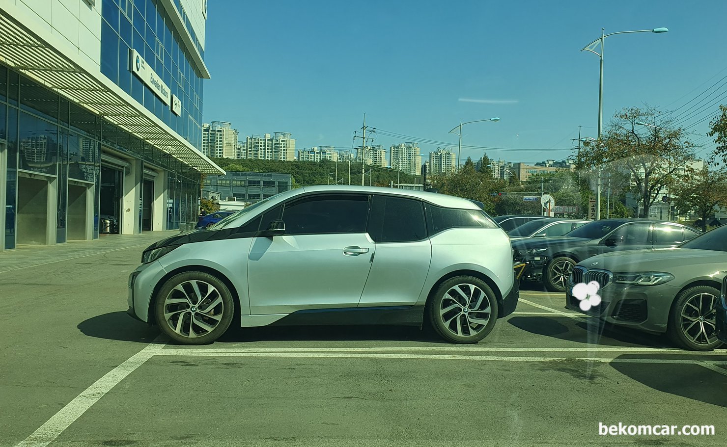 BMW i3 귀염둥이 전기차, 운행불가 상태. 진단. 정비후 정상운행 가능, 2015년 BMW i3 전기차 출장 진단. 정비 차량이다. 이번에는 일산의 BMW 서비스 센터에 입고된 귀염둥이 i3 이다. 다행히 운좋게 큰 비용 없이 오전 작업으로 잘 마무리 되었다. 12V배터리 충전도 잘 되고 고장코드 없이 모든것이 정상이다.|ベコムカー (bekomcar)